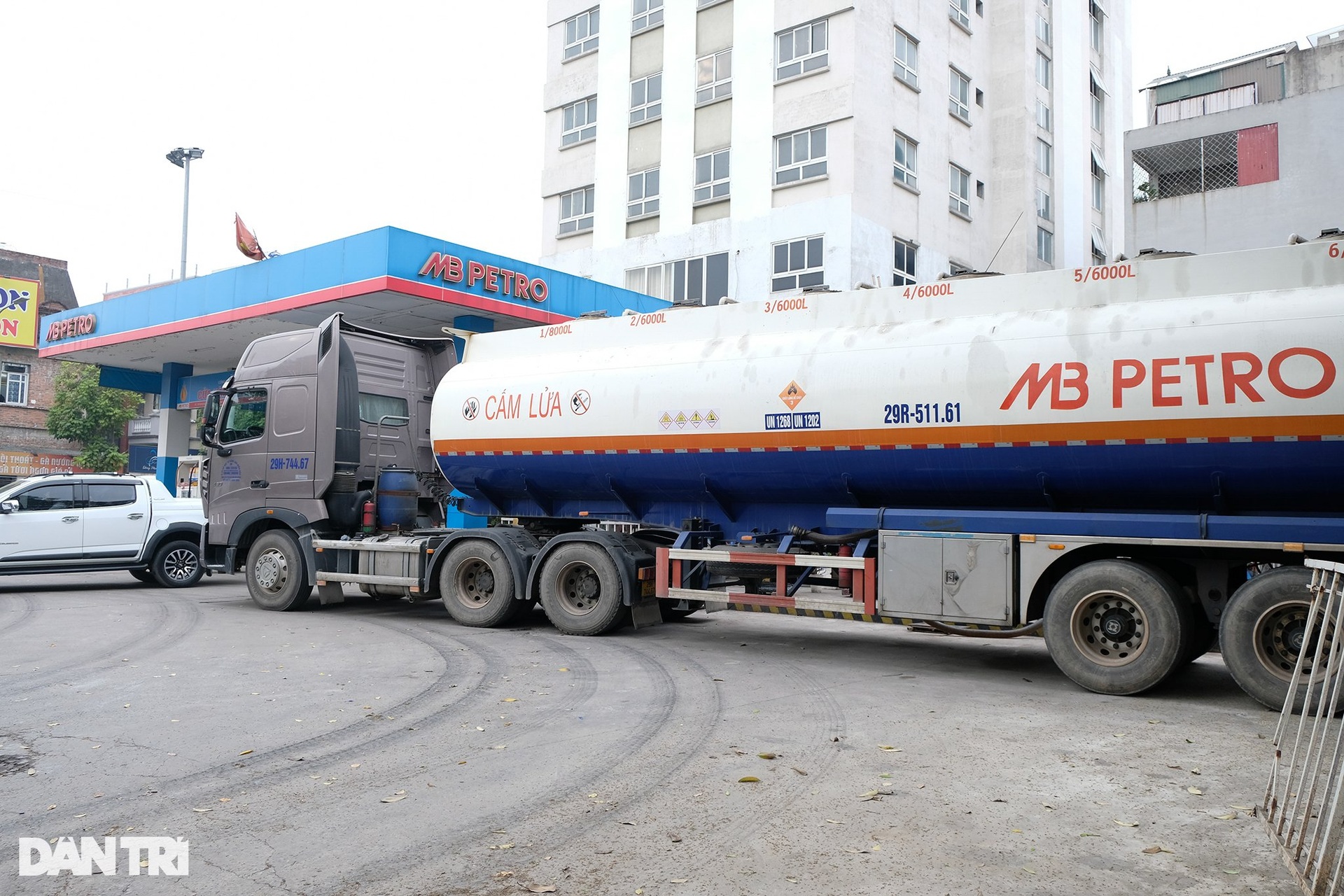 Mặc kệ giá xăng tăng, nhiều cây xăng ở Hà Nội vẫn đóng cửa im lìm - 7