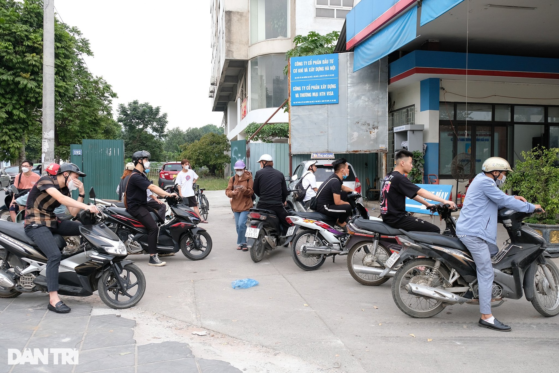 Mặc kệ giá xăng tăng, nhiều cây xăng ở Hà Nội vẫn đóng cửa im lìm - 6