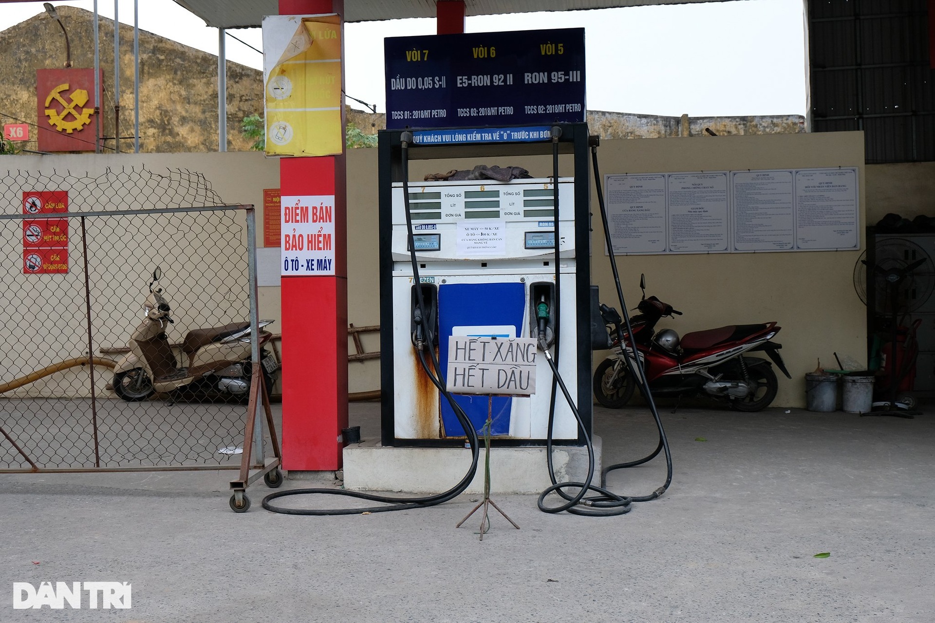 Mặc kệ giá xăng tăng, nhiều cây xăng ở Hà Nội vẫn đóng cửa im lìm - 8