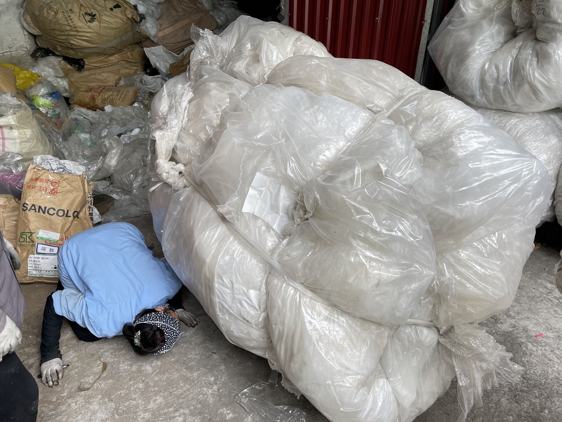 Về làng giặt rác ở Bắc Ninh người dân làm giàu từ những núi rác nilon