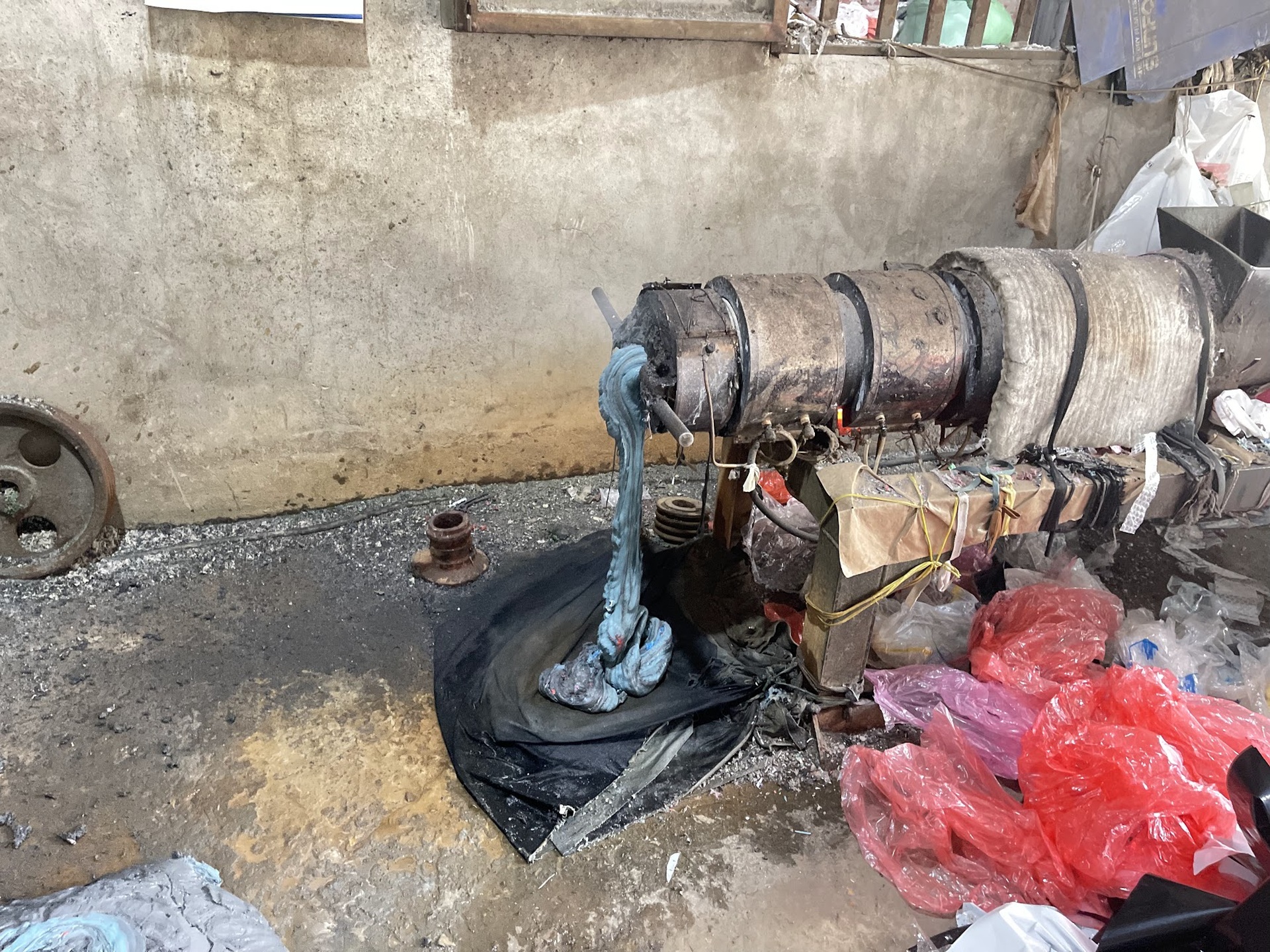 Về làng giặt rác ở Bắc Ninh người dân làm giàu từ những núi rác nilon