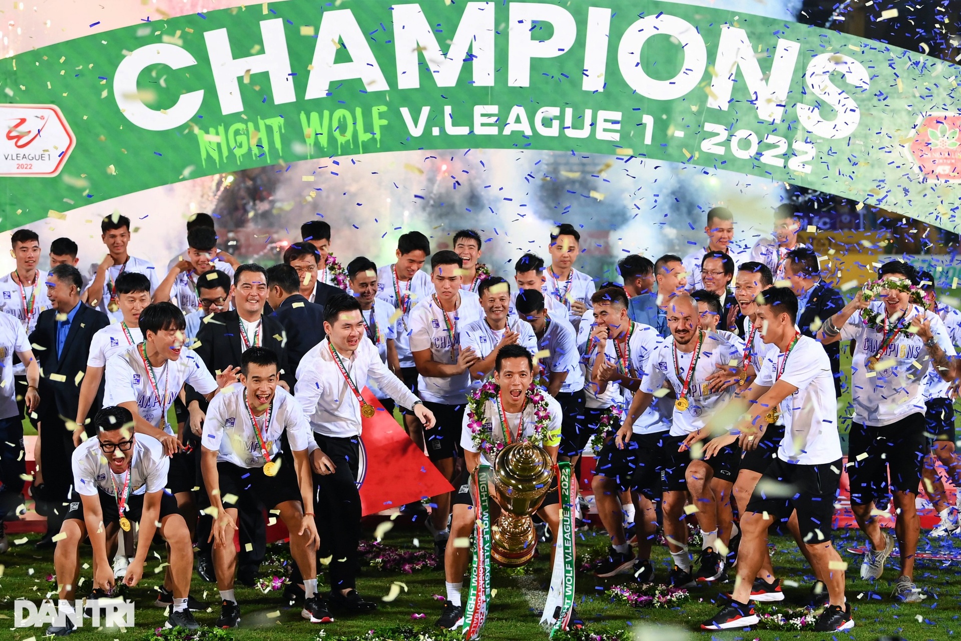 CLB Hà Nội ăn mừng đầy cảm xúc khi giành cúp vô địch V-League 2022 - 12