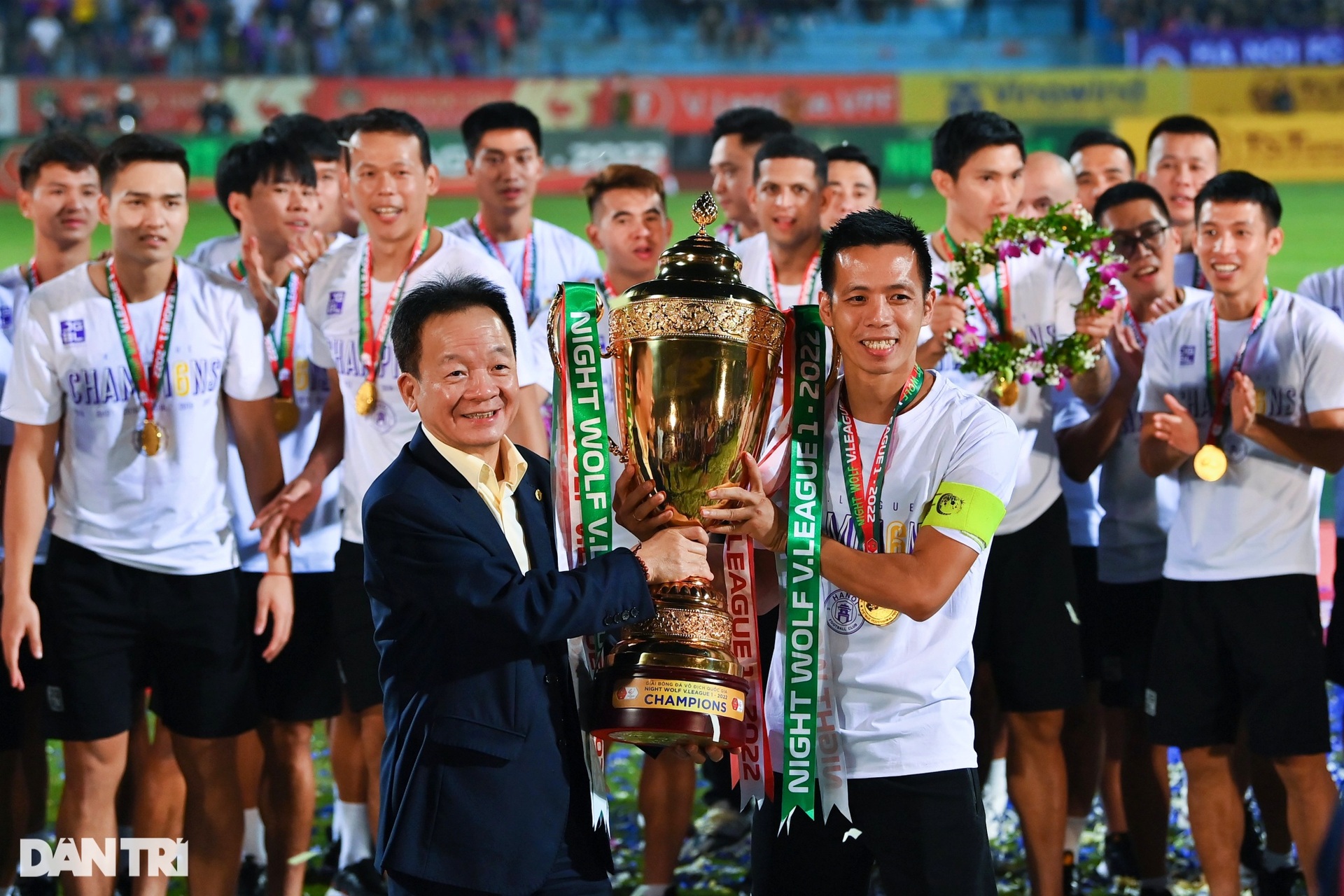 CLB Hà Nội ăn mừng đầy cảm xúc khi giành cúp vô địch V-League 2022 - 15