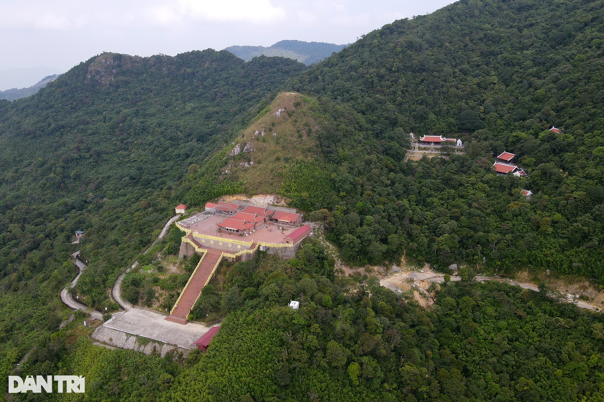 Chiêm ngưỡng ngôi chùa cổ cheo leo trên đỉnh núi ở Quảng Ninh - 1