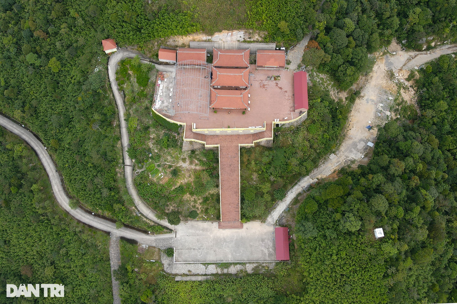 Chiêm ngưỡng ngôi chùa cổ cheo leo trên đỉnh núi ở Quảng Ninh - 3