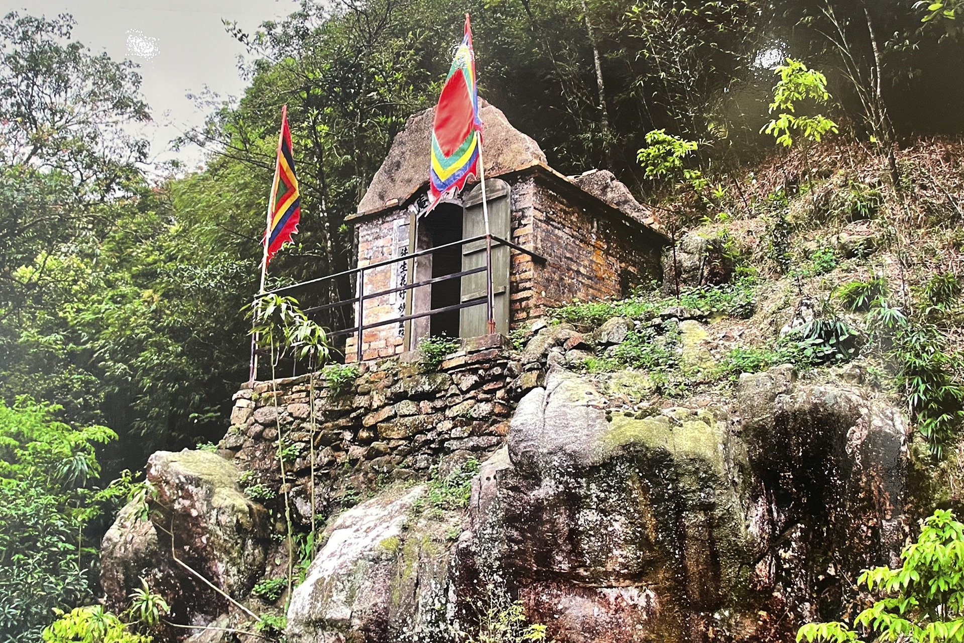 Chiêm ngưỡng ngôi chùa cổ cheo leo trên đỉnh núi ở Quảng Ninh - 10