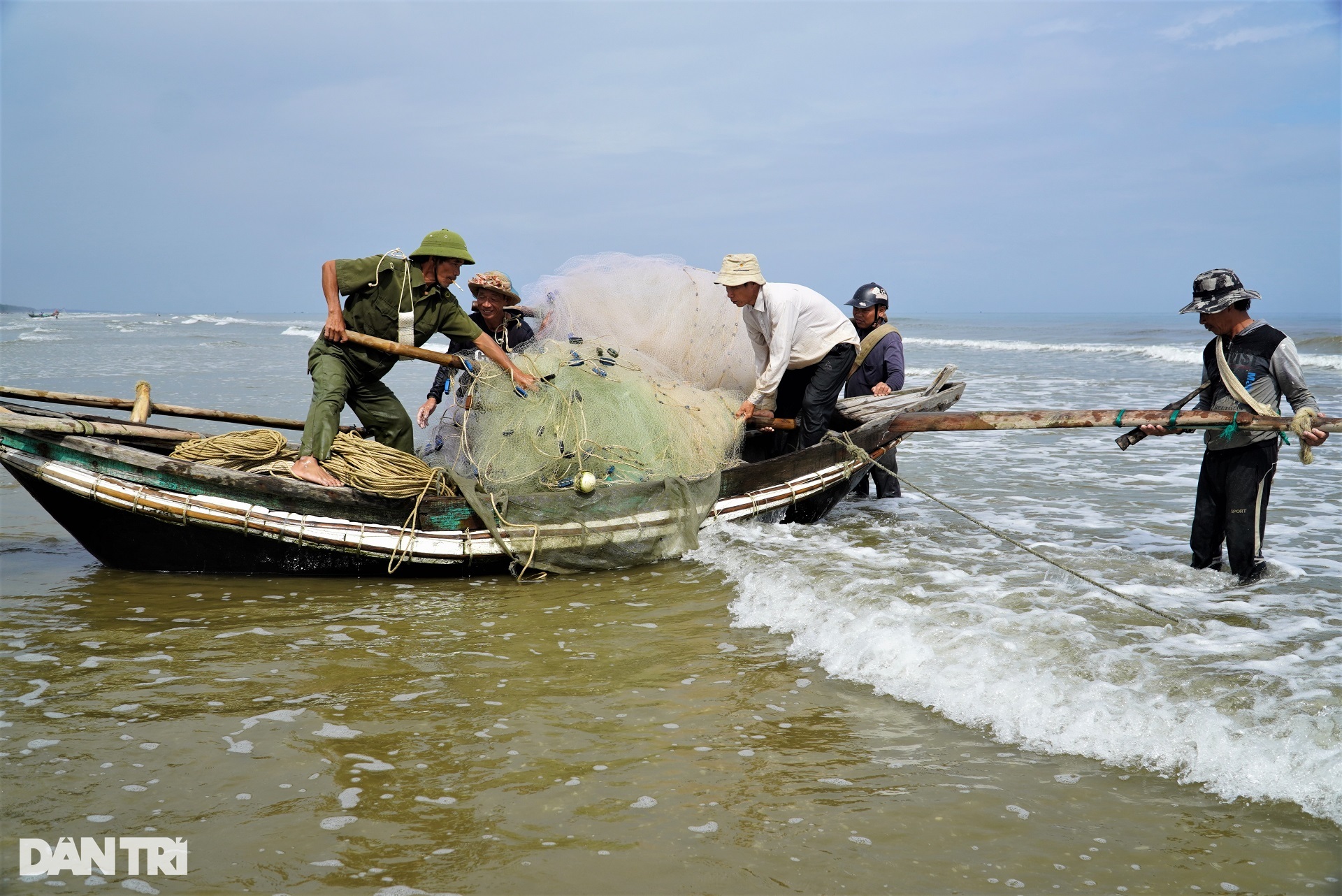 Fishermen teamed up to go backwards to pull a record catch of fish weighing 4 tons - 2