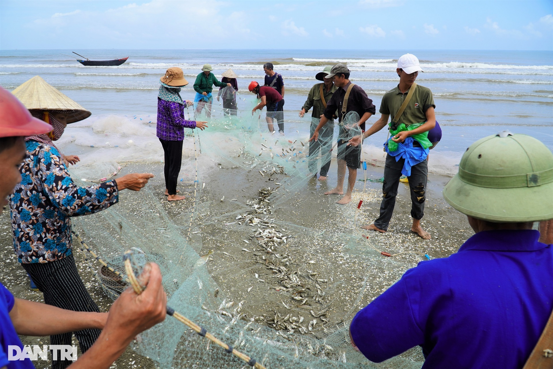 Fishermen teamed up to go backwards to pull a record catch of 4 tons - 7