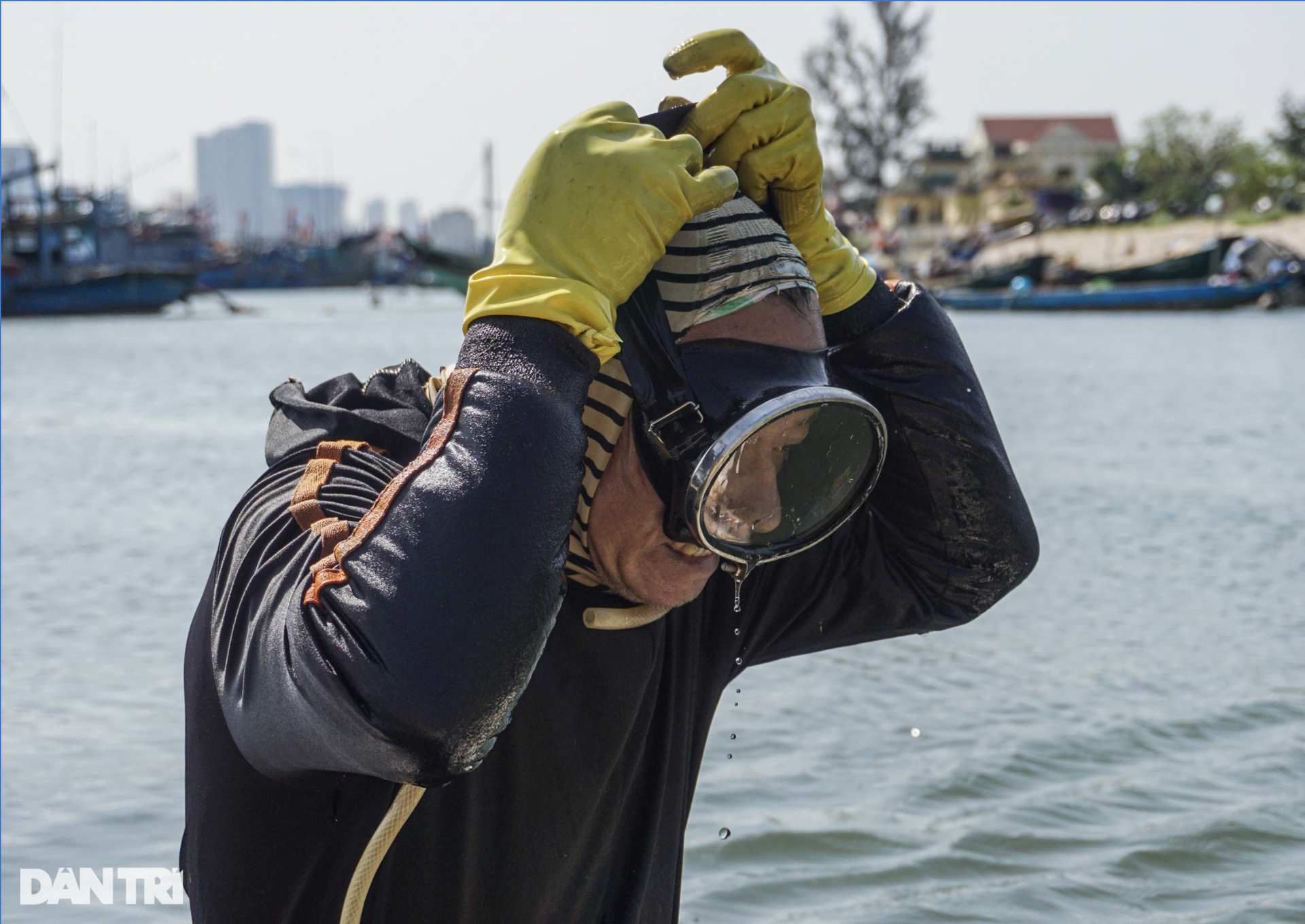 Tie 10kg of iron chains to the body, dive to the bottom of the river to hunt for a mane - 3