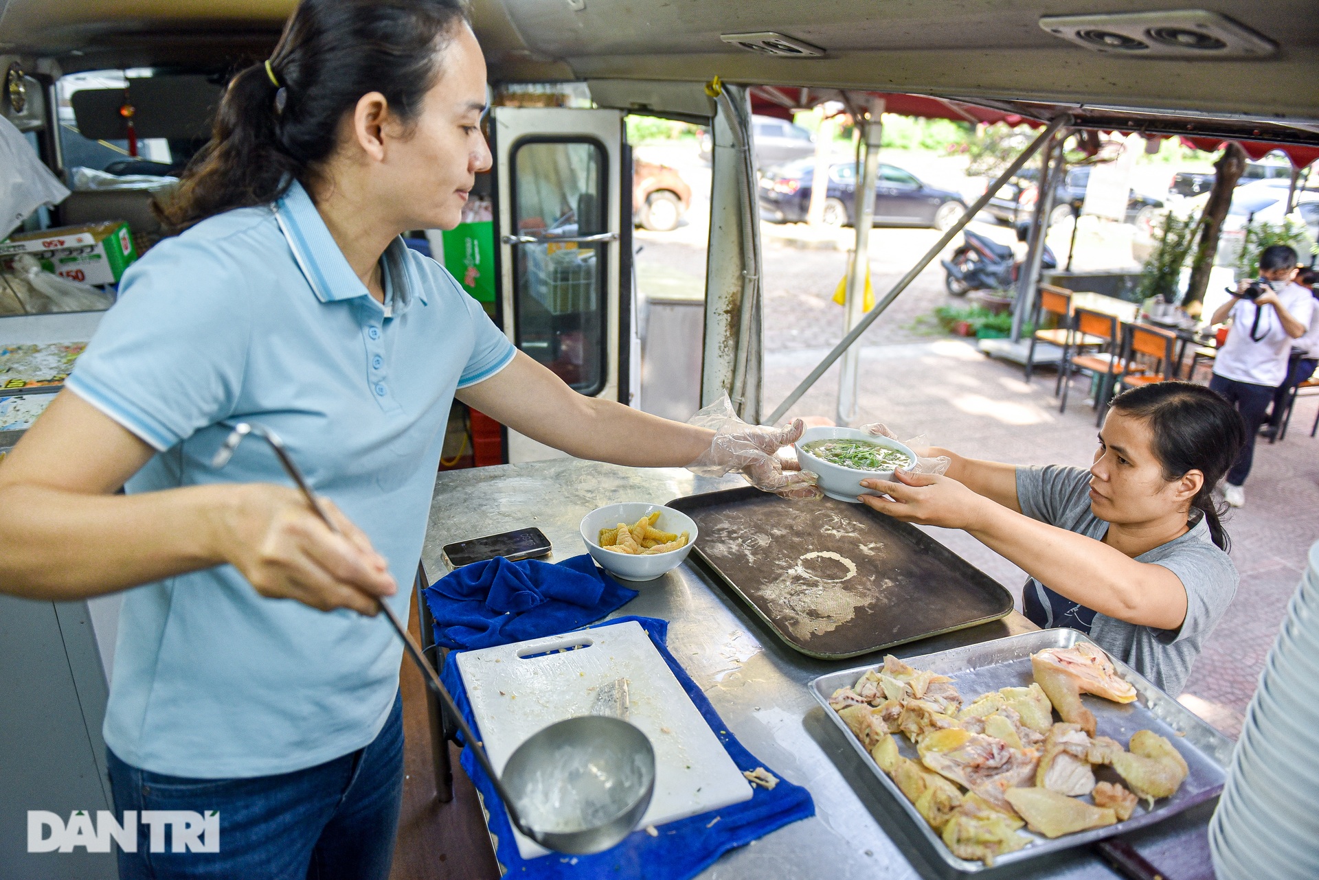 Lạ lùng quán phở trên xe ô tô khách ở Hà Nội - 9