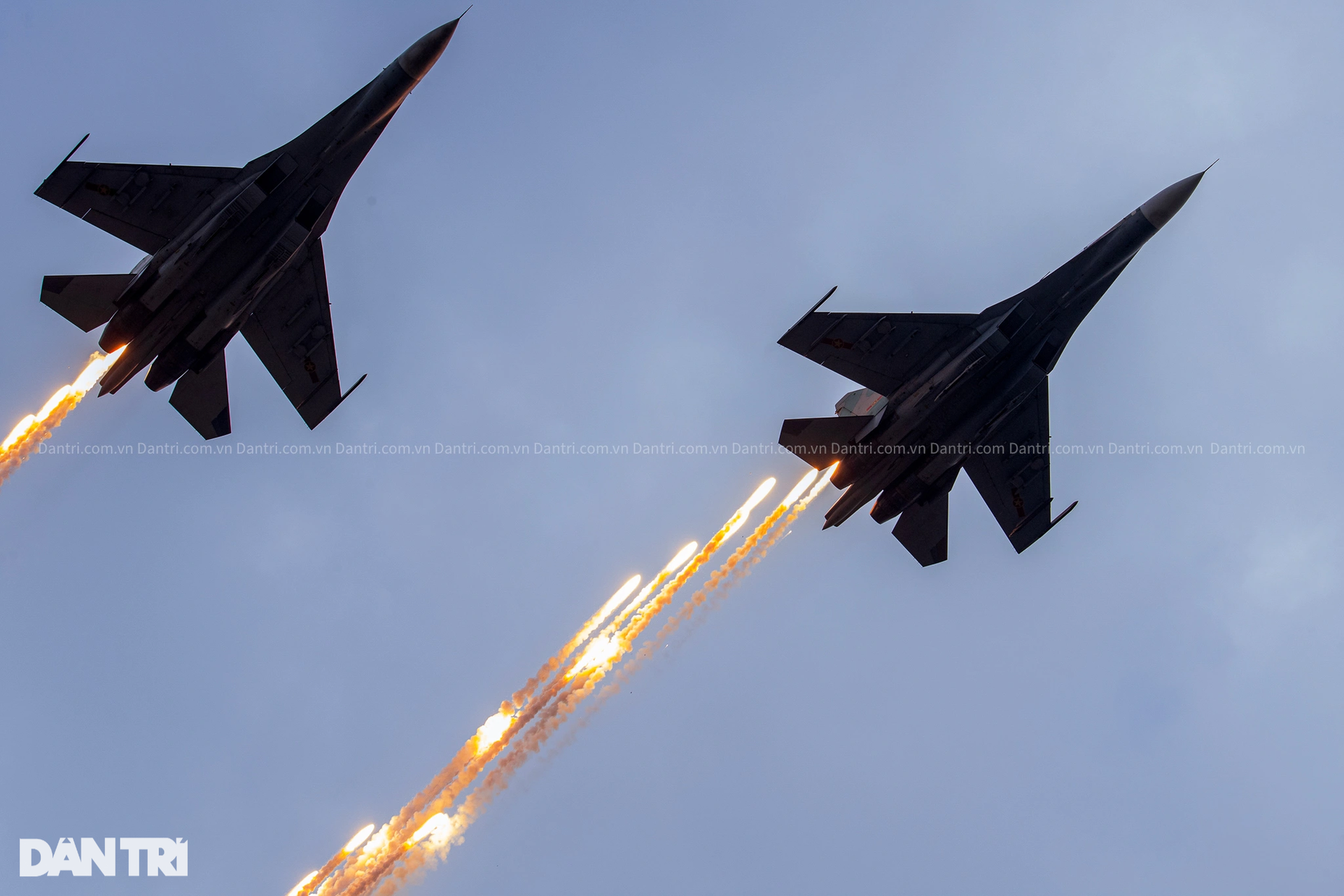 Mãn nhãn màn Su-30MK2 tập luyện, bắn đạn nhiễu trên bầu trời Hà Nội - 4 Mãn nhãn màn Su-30MK2 tập luyện, bắn đạn nhiễu trên bầu trời Hà Nội - 4