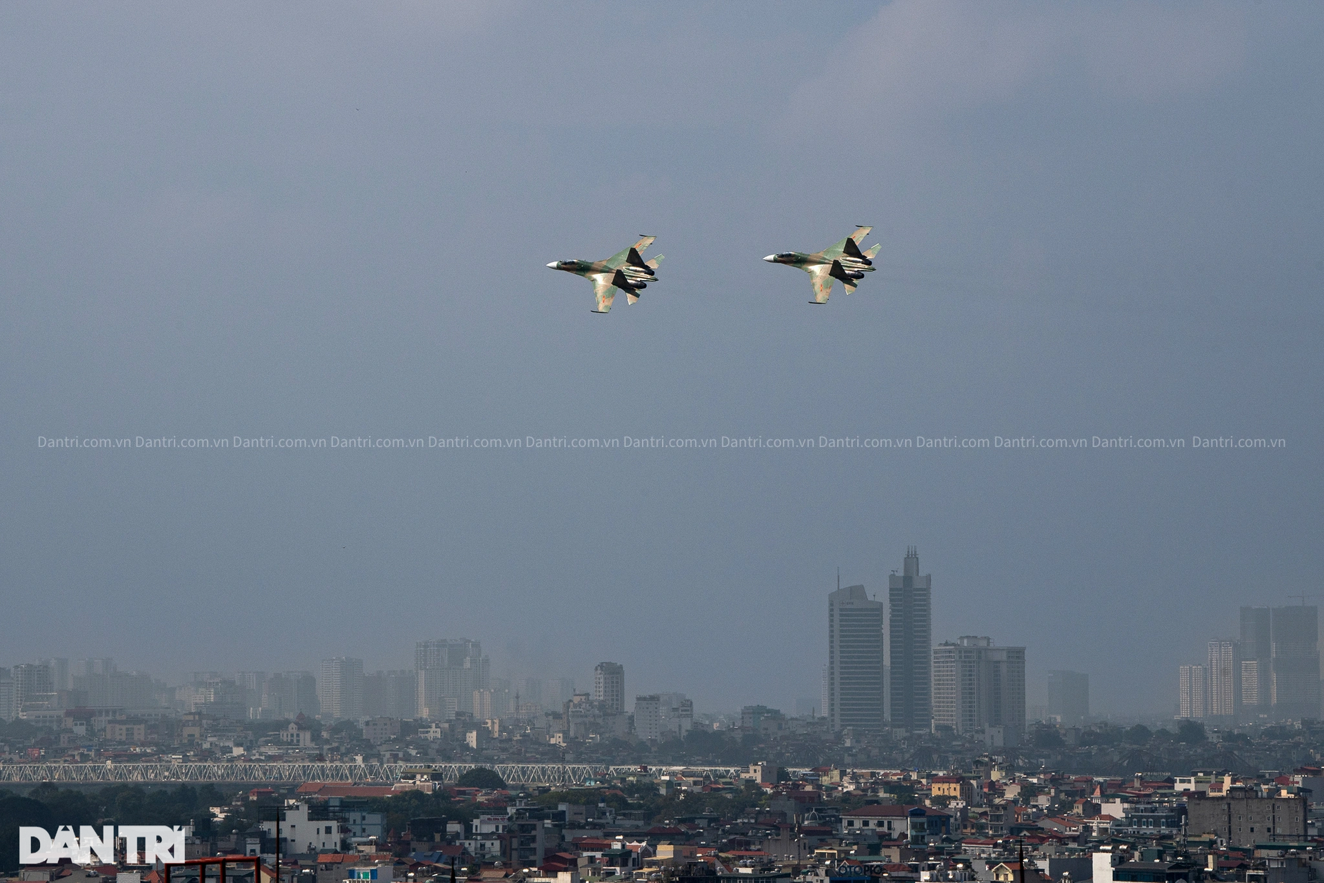 Mãn nhãn màn Su-30MK2 tập luyện, bắn đạn nhiễu trên bầu trời Hà Nội - 11 Mãn nhãn màn Su-30MK2 tập luyện, bắn đạn nhiễu trên bầu trời Hà Nội - 11