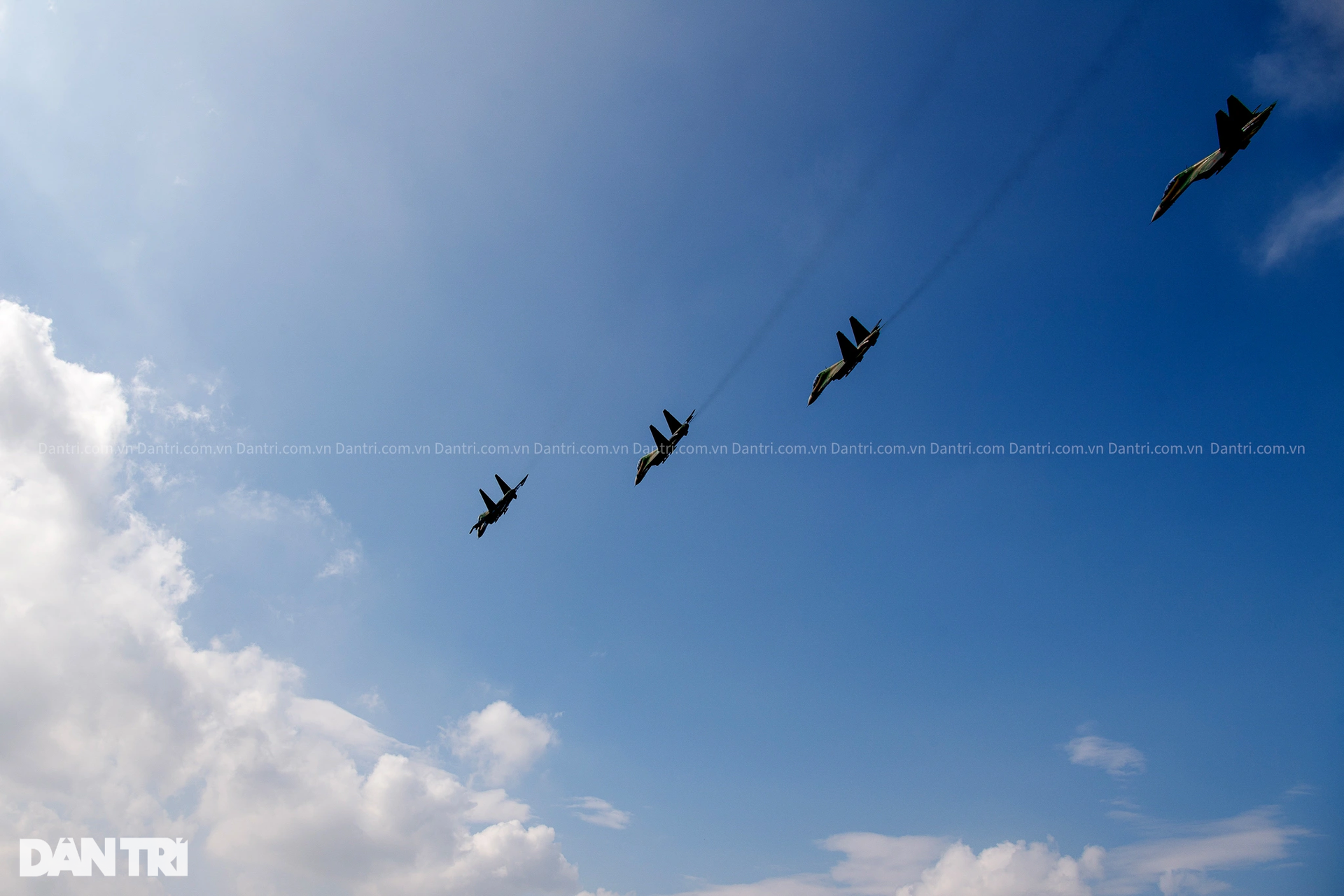 Mãn nhãn màn Su-30MK2 tập luyện, bắn đạn nhiễu trên bầu trời Hà Nội - 17 Mãn nhãn màn Su-30MK2 tập luyện, bắn đạn nhiễu trên bầu trời Hà Nội - 17