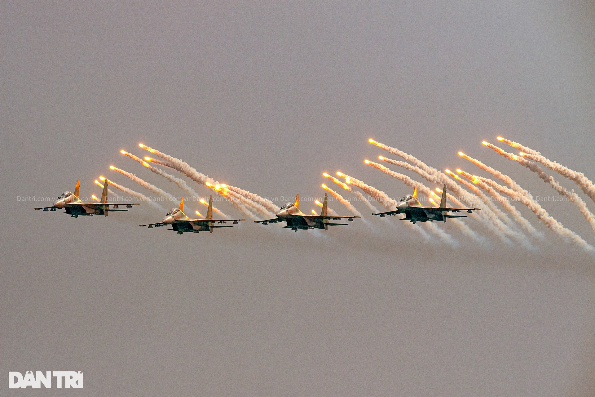 Mãn nhãn màn Su-30MK2 tập luyện, bắn đạn nhiễu trên bầu trời Hà Nội - 3 Mãn nhãn màn Su-30MK2 tập luyện, bắn đạn nhiễu trên bầu trời Hà Nội - 3