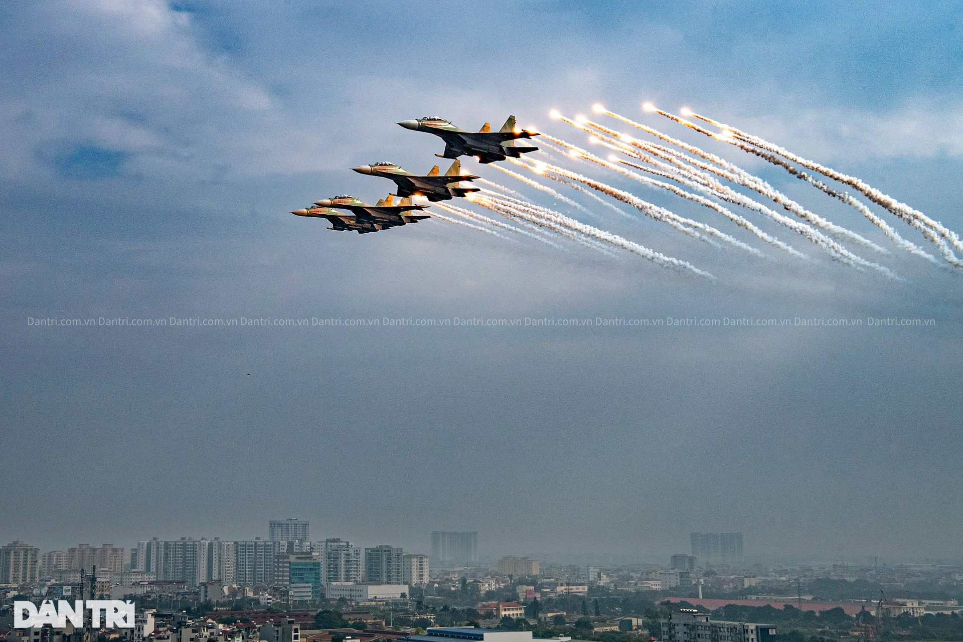 Mãn nhãn màn Su-30MK2 tập luyện, bắn đạn nhiễu trên bầu trời Hà Nội - 2 Mãn nhãn màn Su-30MK2 tập luyện, bắn đạn nhiễu trên bầu trời Hà Nội - 2