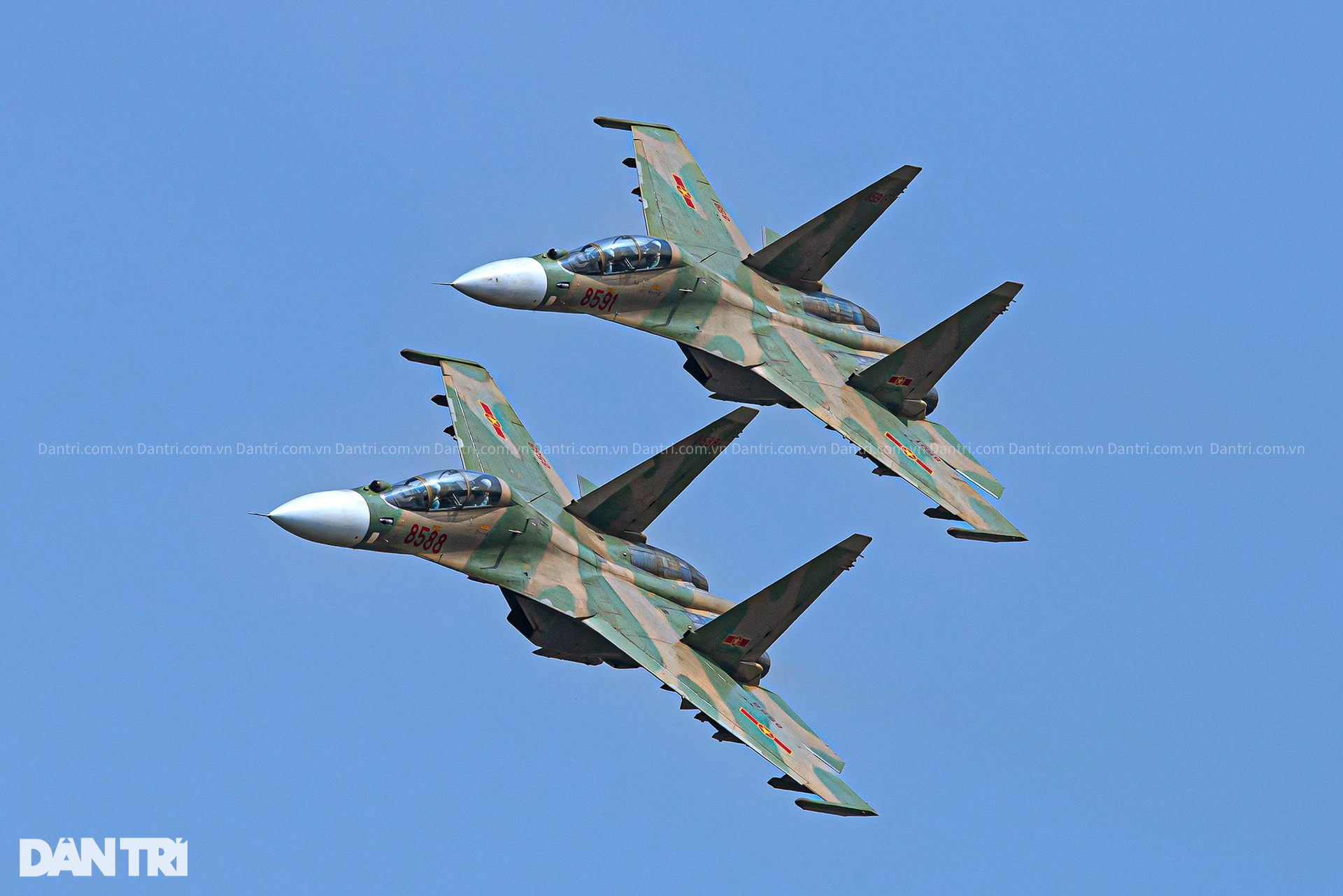 Mãn nhãn màn Su-30MK2 tập luyện, bắn đạn nhiễu trên bầu trời Hà Nội - 8 Mãn nhãn màn Su-30MK2 tập luyện, bắn đạn nhiễu trên bầu trời Hà Nội - 8