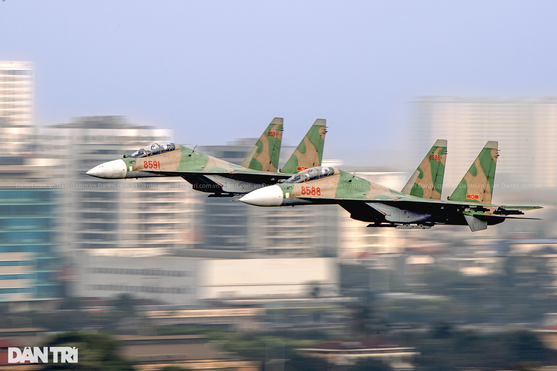 Mãn nhãn màn Su-30MK2 tập luyện, bắn đạn nhiễu trên bầu trời Hà Nội - 12 Mãn nhãn màn Su-30MK2 tập luyện, bắn đạn nhiễu trên bầu trời Hà Nội - 12