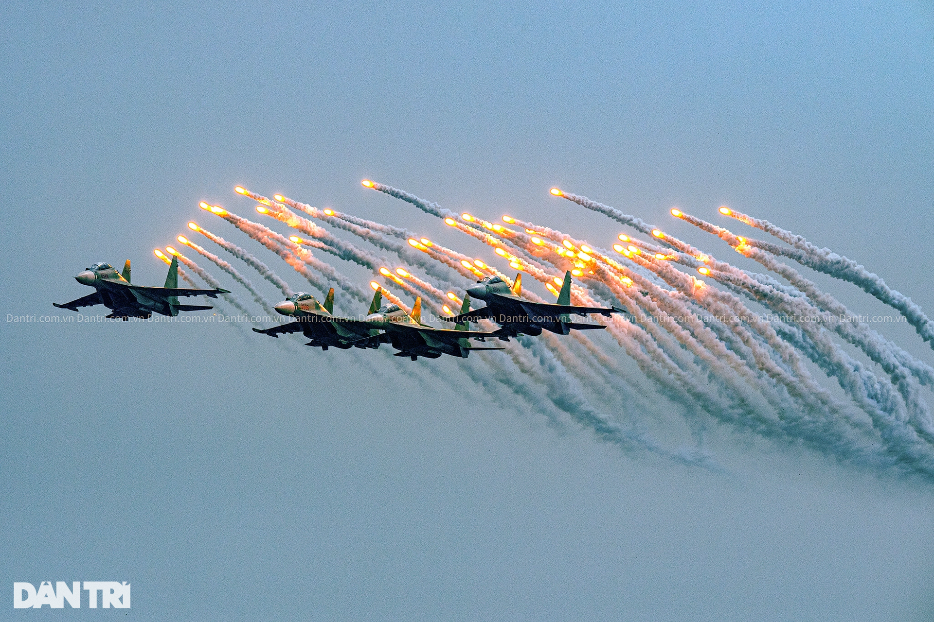 Mãn nhãn màn Su-30MK2 tập luyện, bắn đạn nhiễu trên bầu trời Hà Nội - 5 Mãn nhãn màn Su-30MK2 tập luyện, bắn đạn nhiễu trên bầu trời Hà Nội - 5