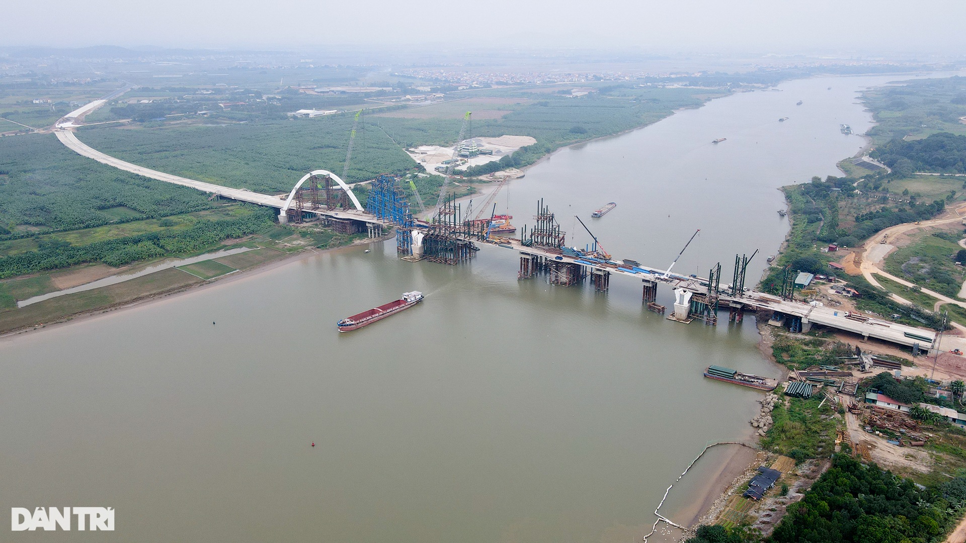 Công trường cầu vòm thép cao nhất Việt Nam trên sông Đuống - 1