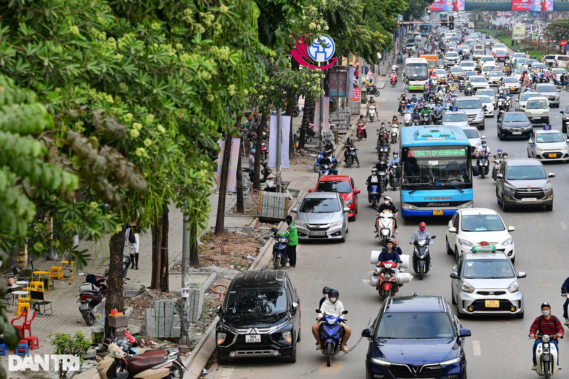 Người dân khổ sở vì vỉa hè đường đẹp nhất Việt Nam bị đào bới dở dang