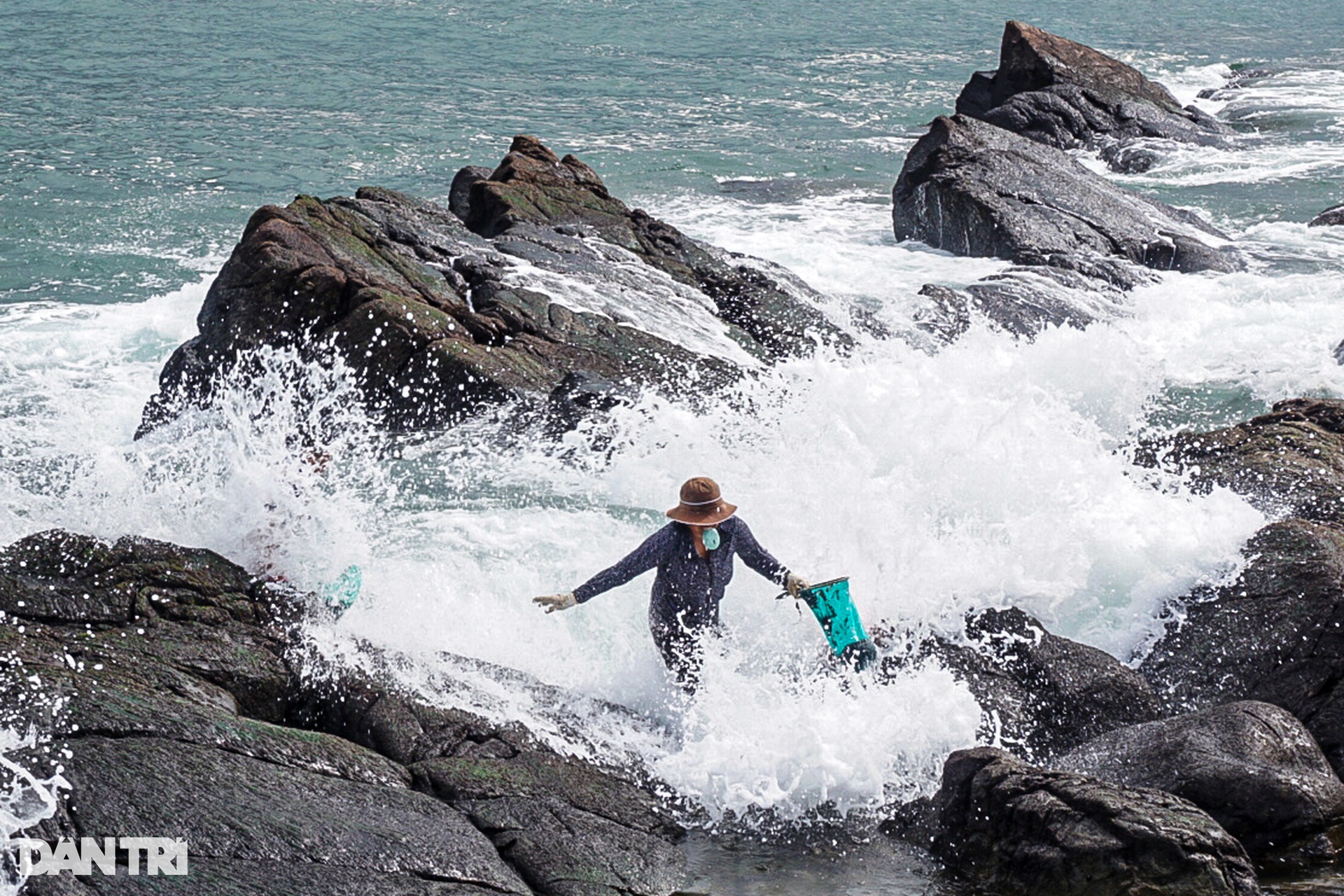 The story of birth - death on Nam O cliff: Slow down is... dead!  - 17