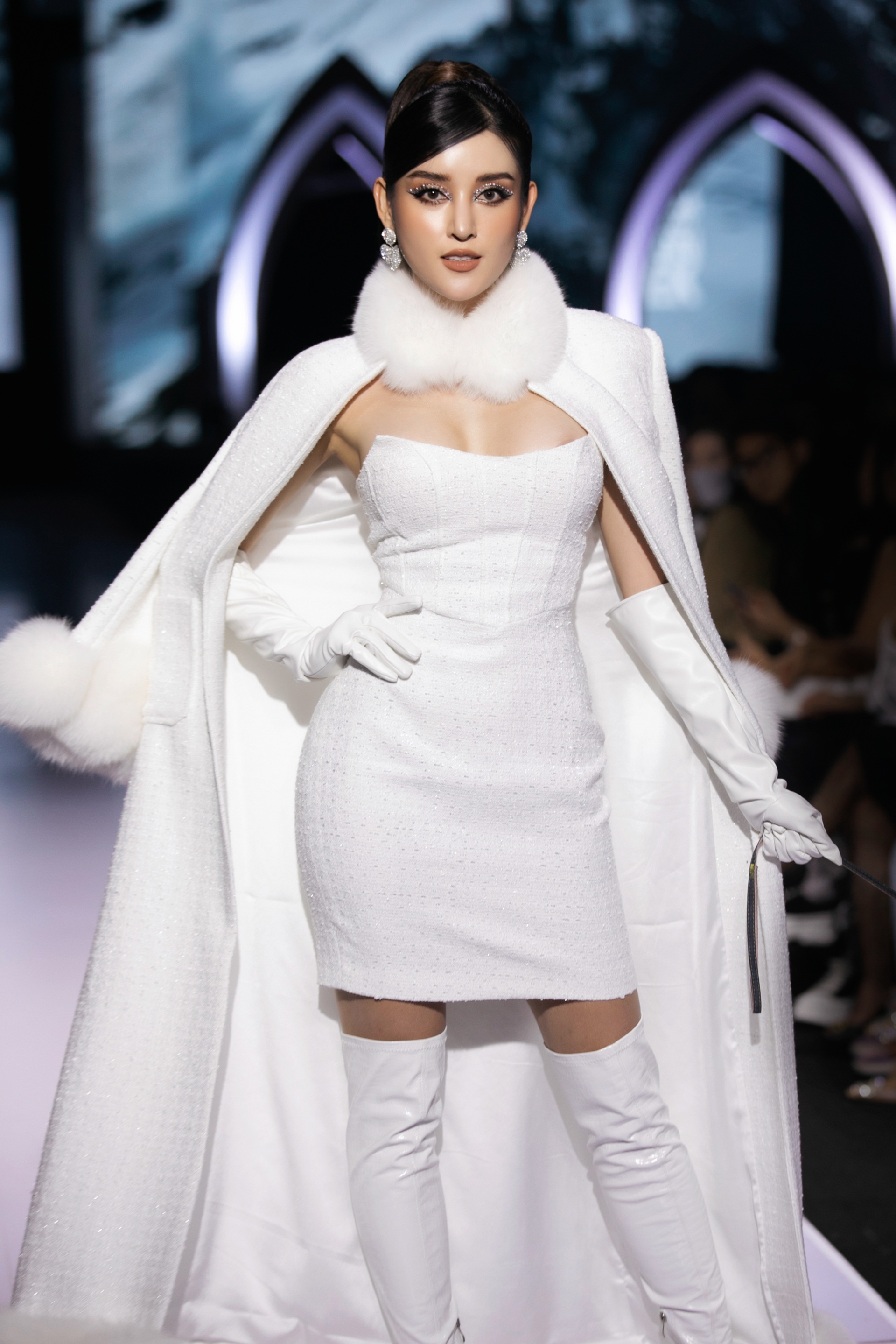 Hoàng Yến hóa thân thành nữ hoàng, Huyền My đưa chó poodle lên sàn catwalk - 3