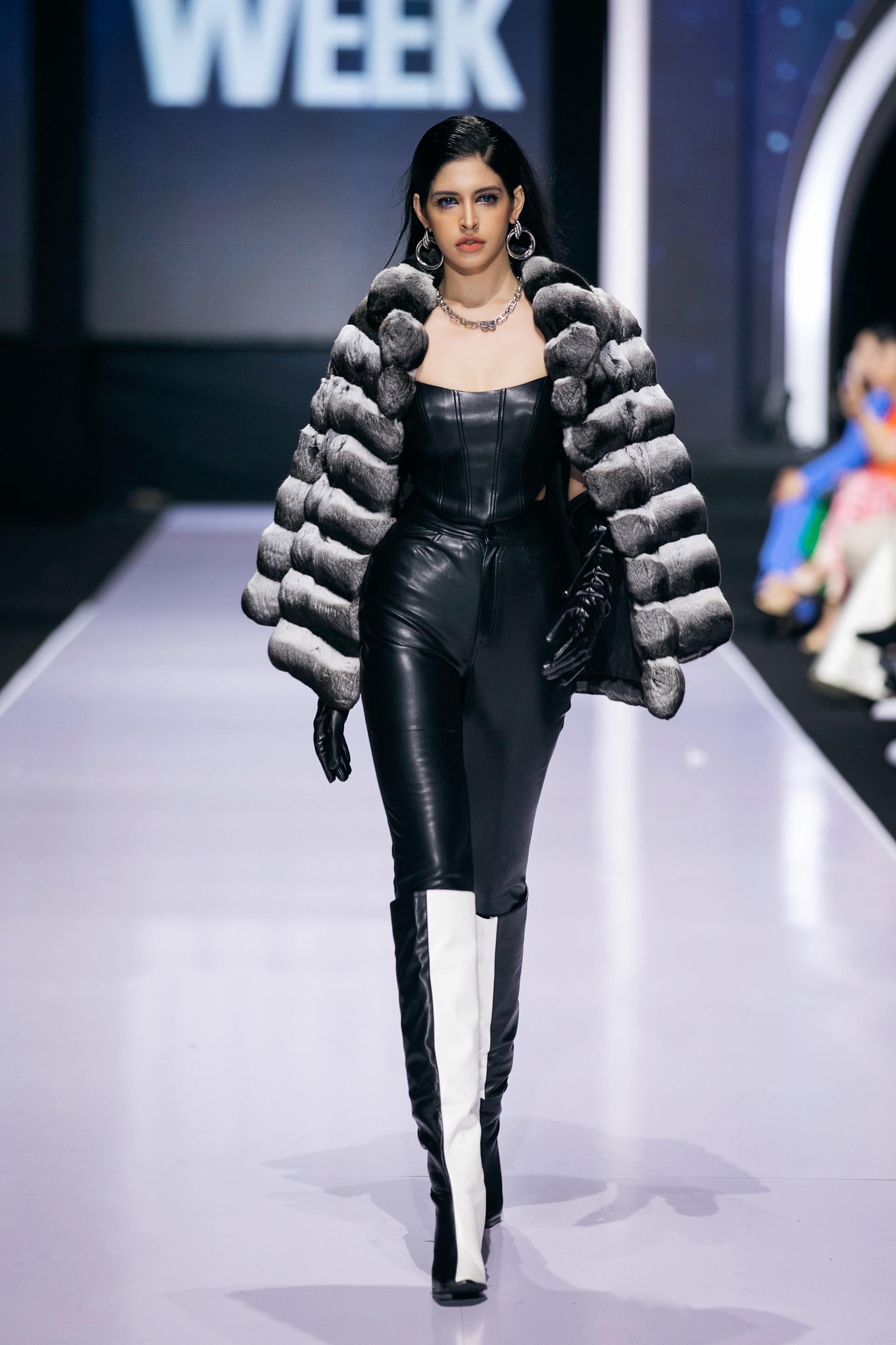 Hoàng Yến hóa thân thành nữ hoàng, Huyền My đưa chó poodle lên sàn catwalk - 5