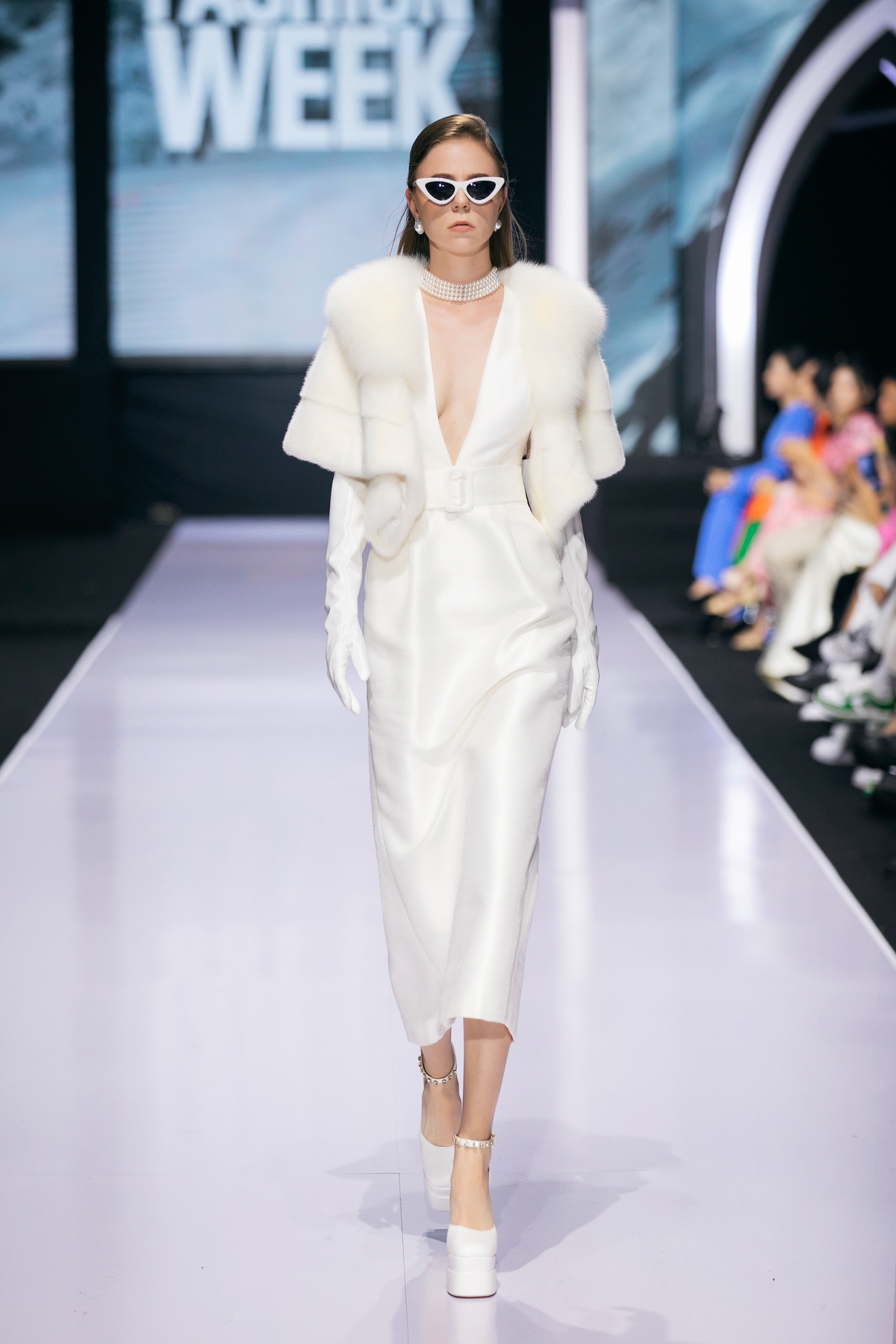 Hoàng Yến hóa thân thành nữ hoàng, Huyền My đưa chó poodle lên sàn catwalk - 4