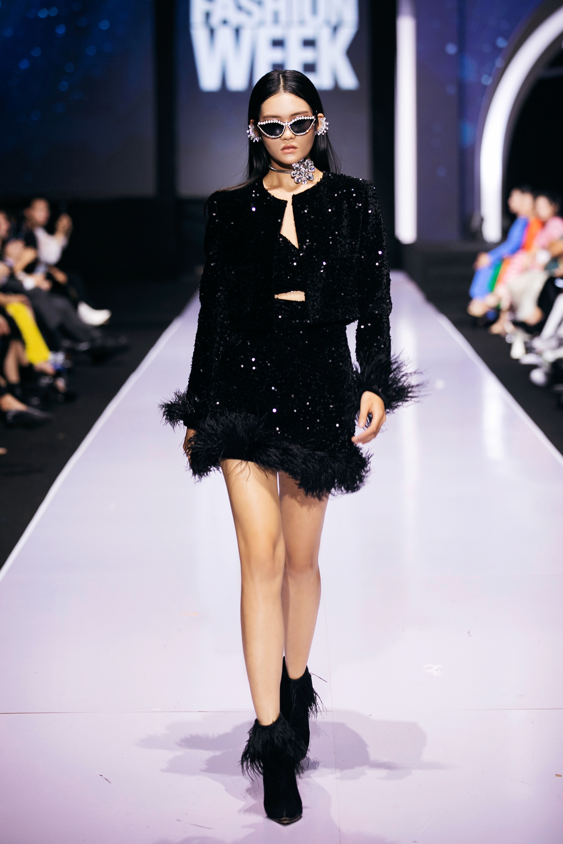 Hoàng Yến hóa thân thành nữ hoàng, Huyền My đưa chó poodle lên sàn catwalk - 7