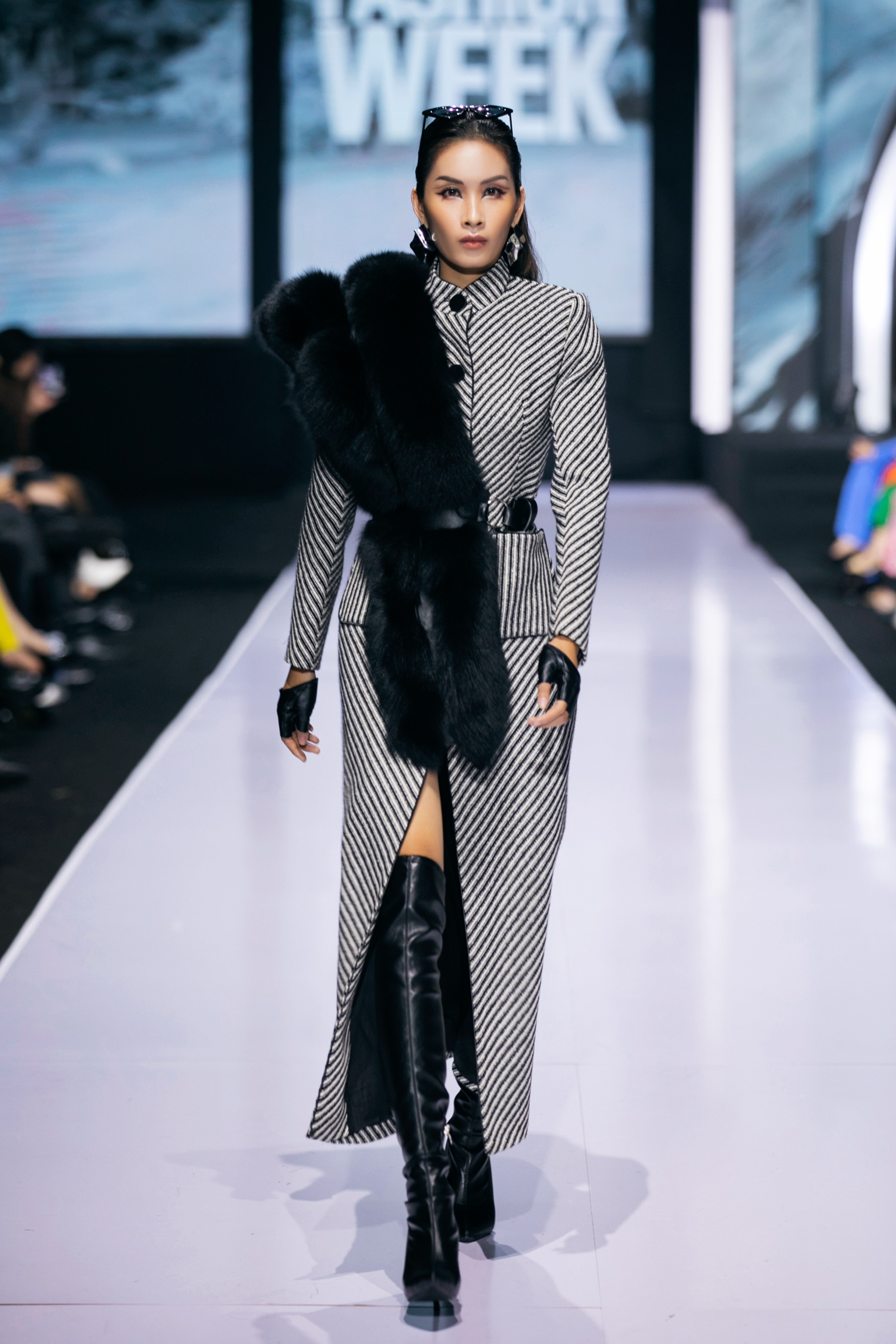 Hoàng Yến hóa thân thành nữ hoàng, Huyền My đưa chó poodle lên sàn catwalk - 8