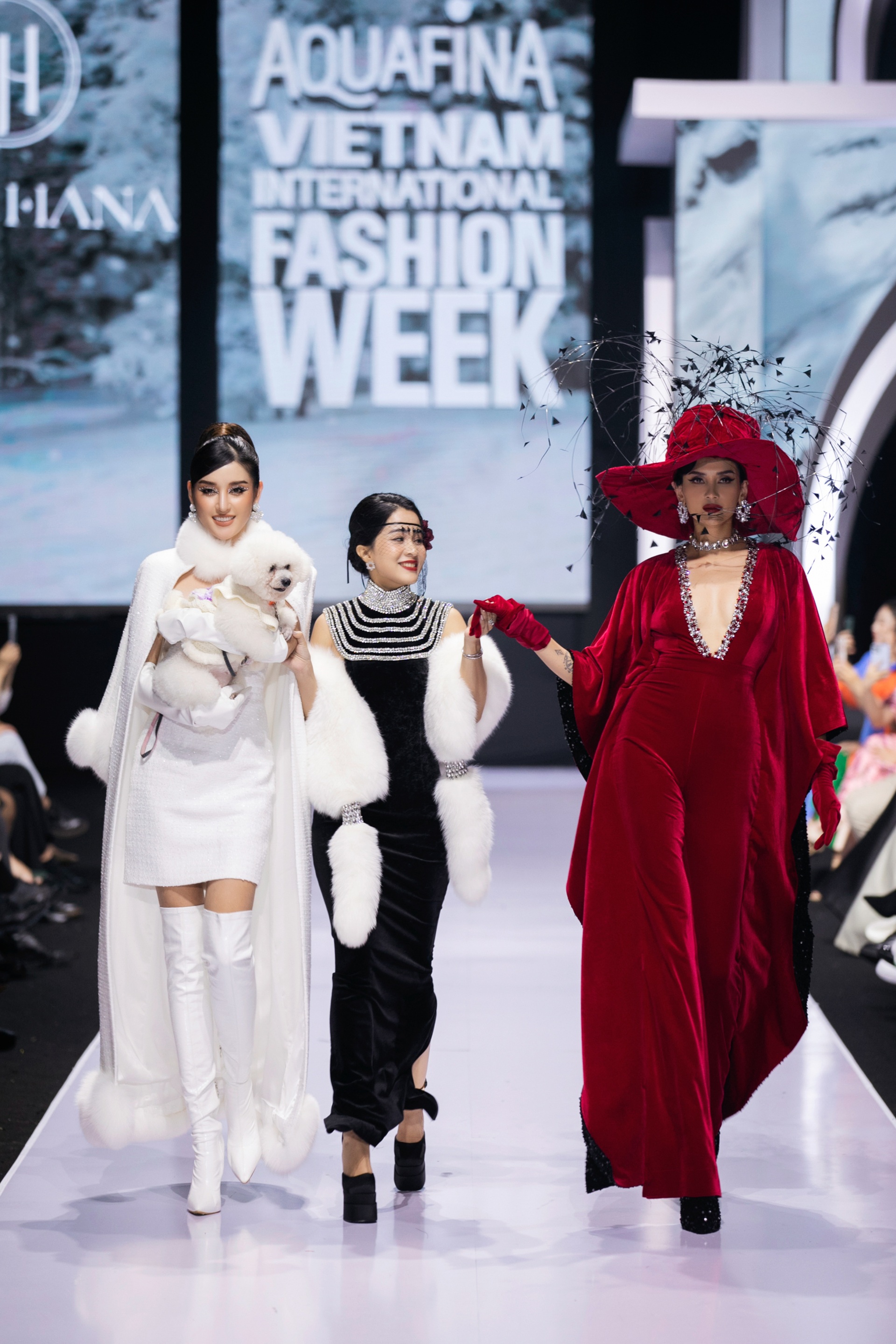 Hoàng Yến hóa thân thành nữ hoàng, Huyền My đưa chó poodle lên sàn catwalk - 13