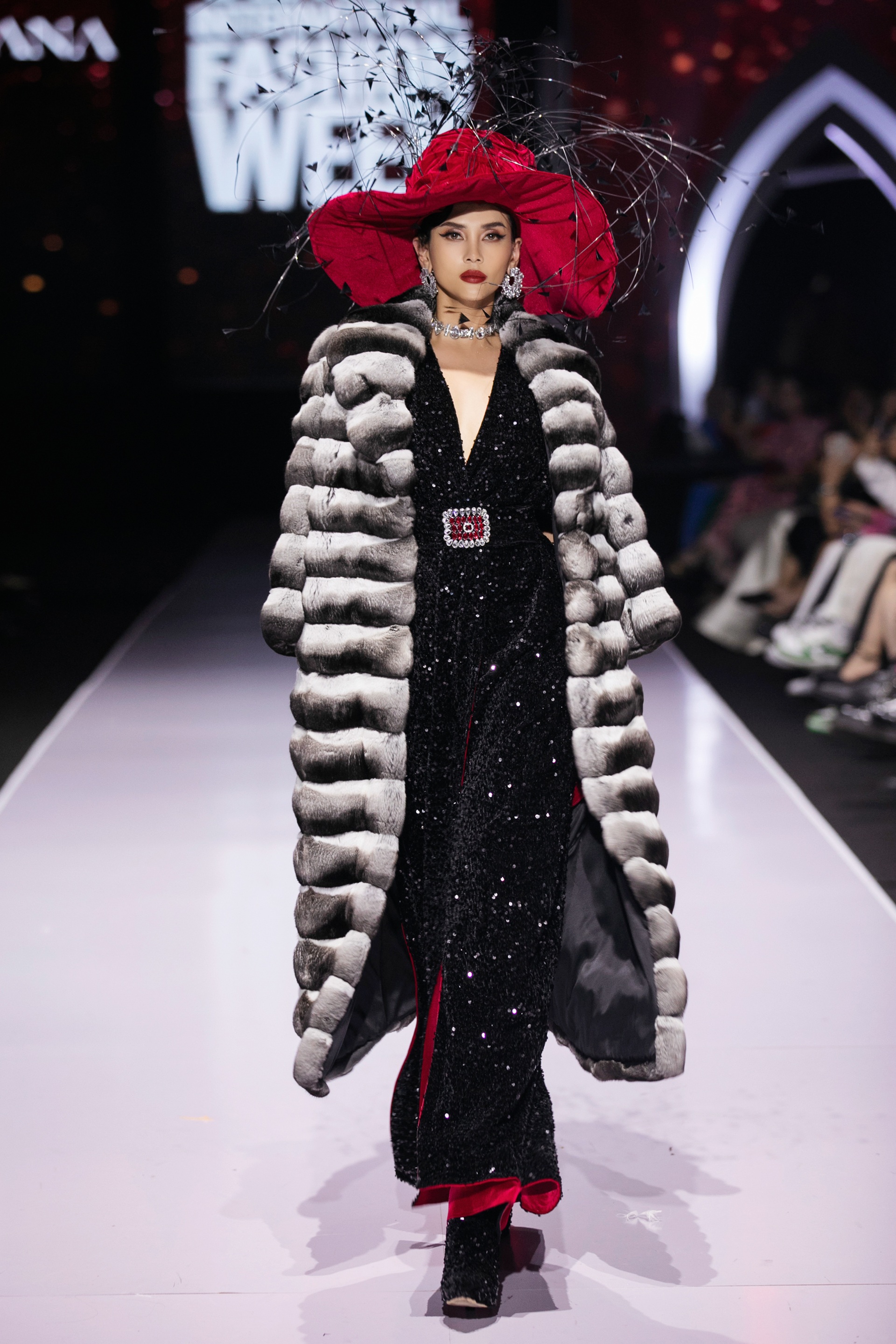 Hoàng Yến hóa thân thành nữ hoàng, Huyền My đưa chó poodle lên sàn catwalk - 9