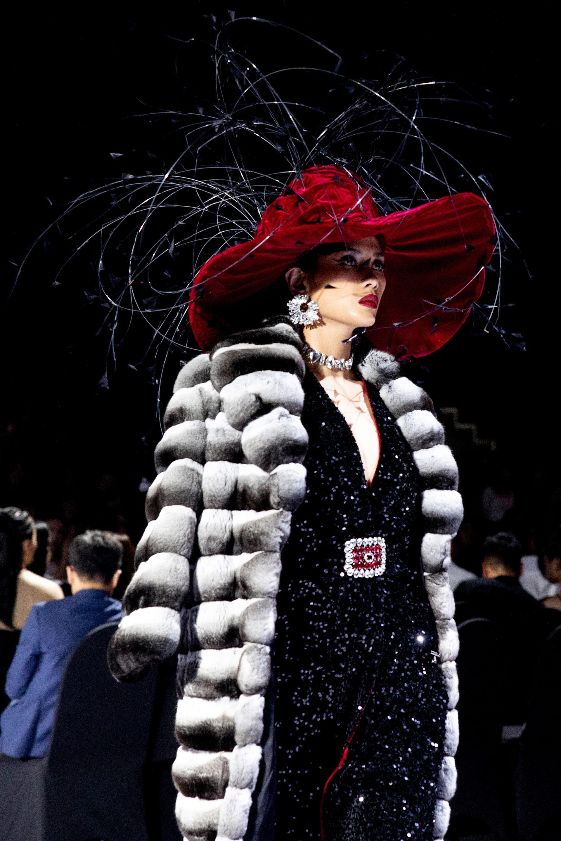 Hoàng Yến hóa thân thành nữ hoàng, Huyền My đưa chó poodle lên sàn catwalk - 10