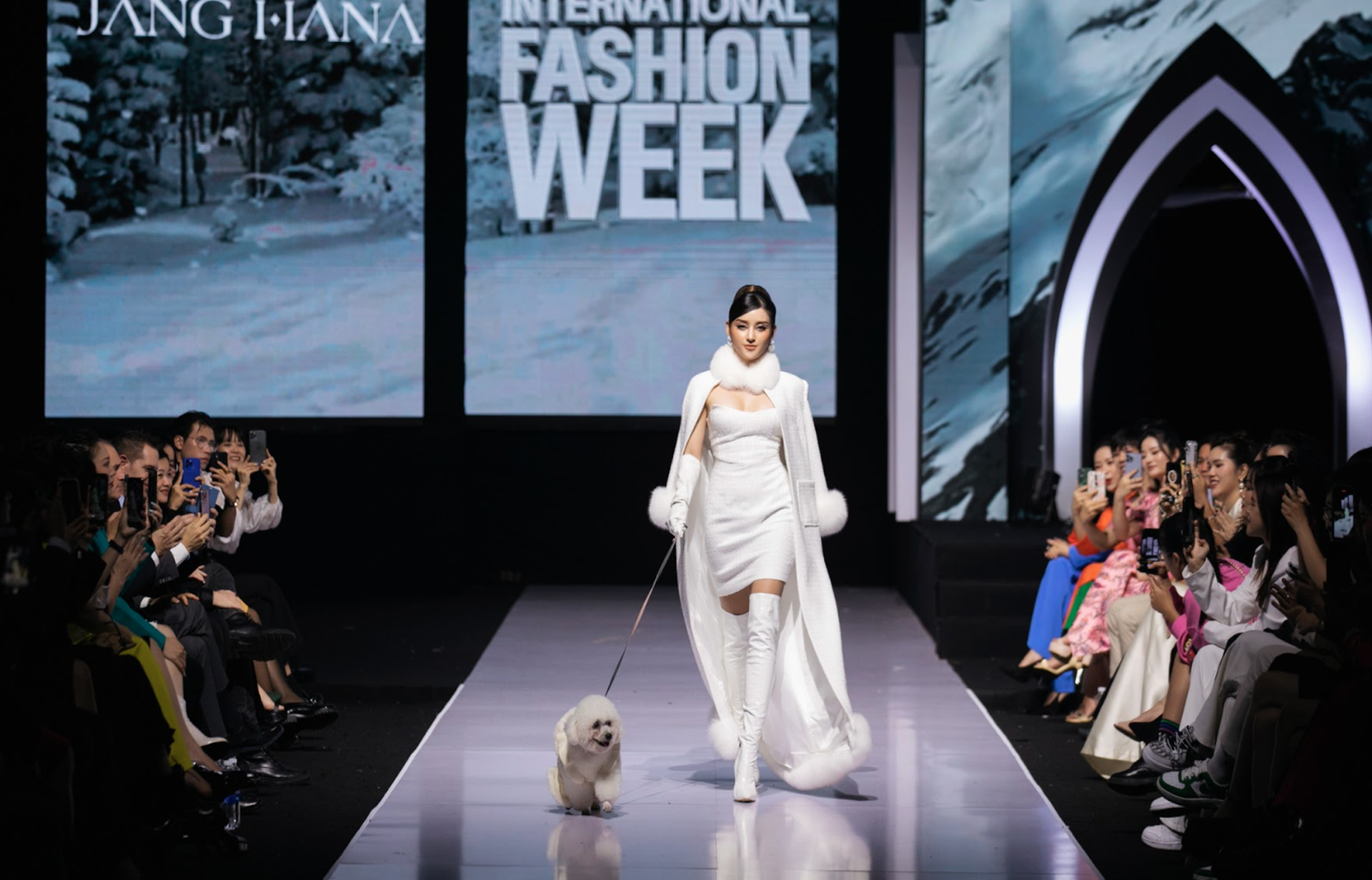 Hoàng Yến hóa thân thành nữ hoàng, Huyền My đưa chó poodle lên sàn catwalk - 1