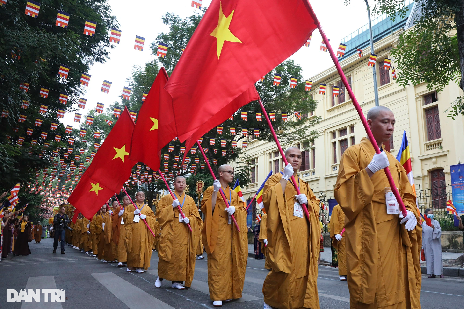 Cung nghinh: Với nét đặc trưng của văn hoá truyền thống Việt Nam, các lễ hội cung nghinh mang đến cho người dân một không khí lễ hội tươi vui và đầy sắc màu. Hãy cùng chiêm ngưỡng các di tích được bảo tồn tại những hình ảnh đẹp và đầy màu sắc, và trải nghiệm niềm vui cùng cộng đồng trong các hoạt động cung nghinh.