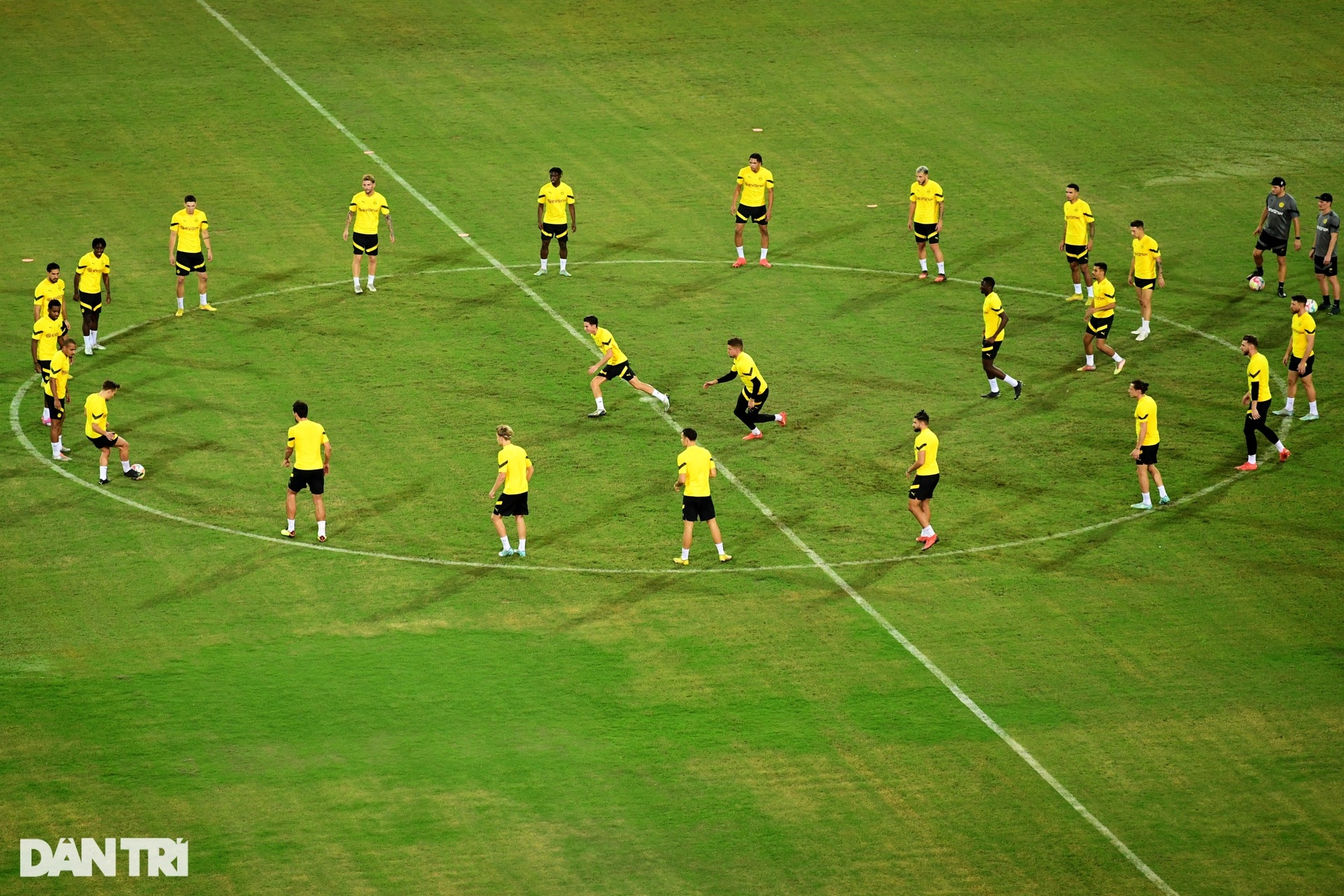 Những pha trình diễn kỹ thuật của cầu thủ Dortmund tại Mỹ Đình - 1