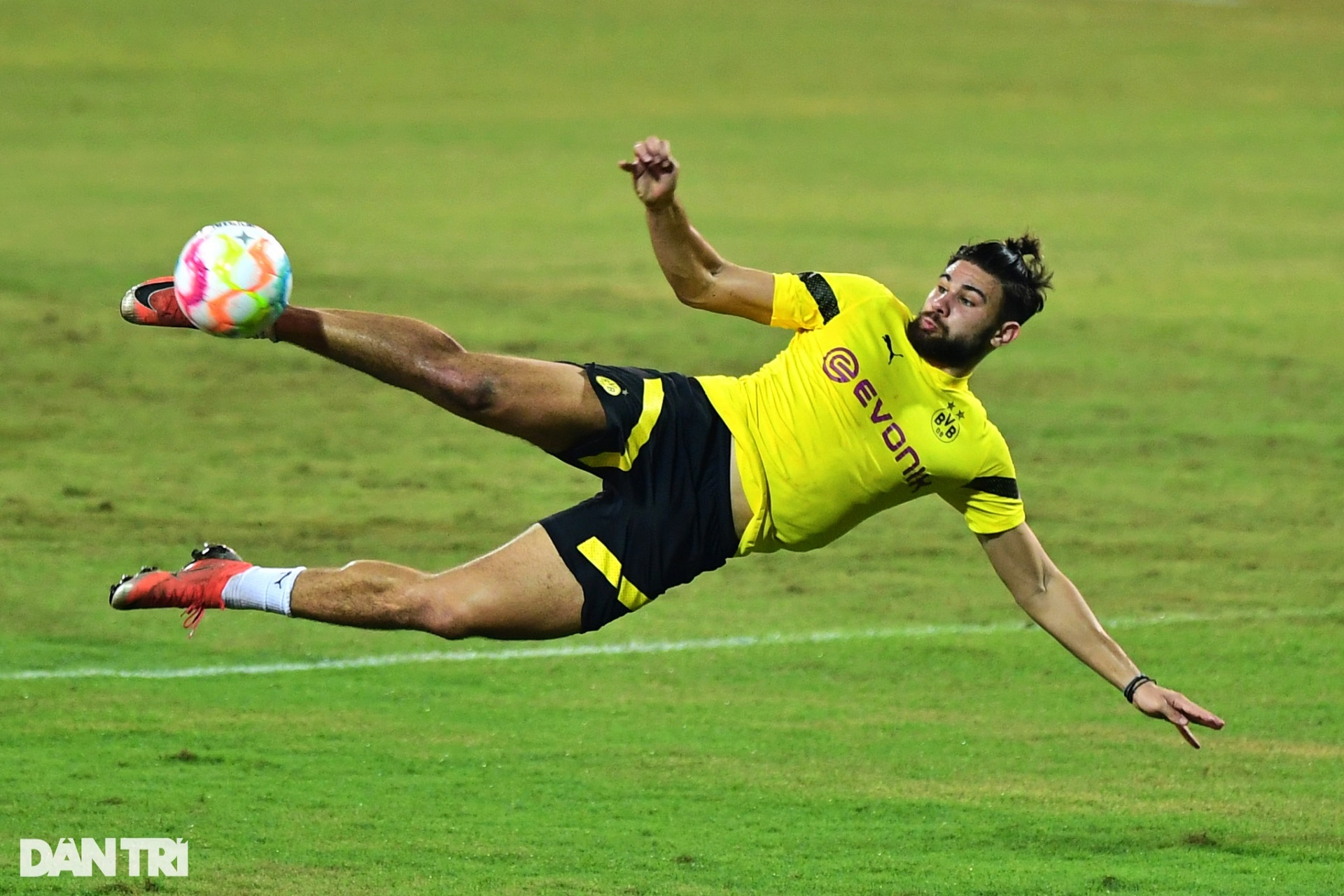 Những pha trình diễn kỹ thuật của cầu thủ Dortmund tại Mỹ Đình - 13 Những pha trình diễn kỹ thuật của cầu thủ Dortmund tại Mỹ Đình - 13