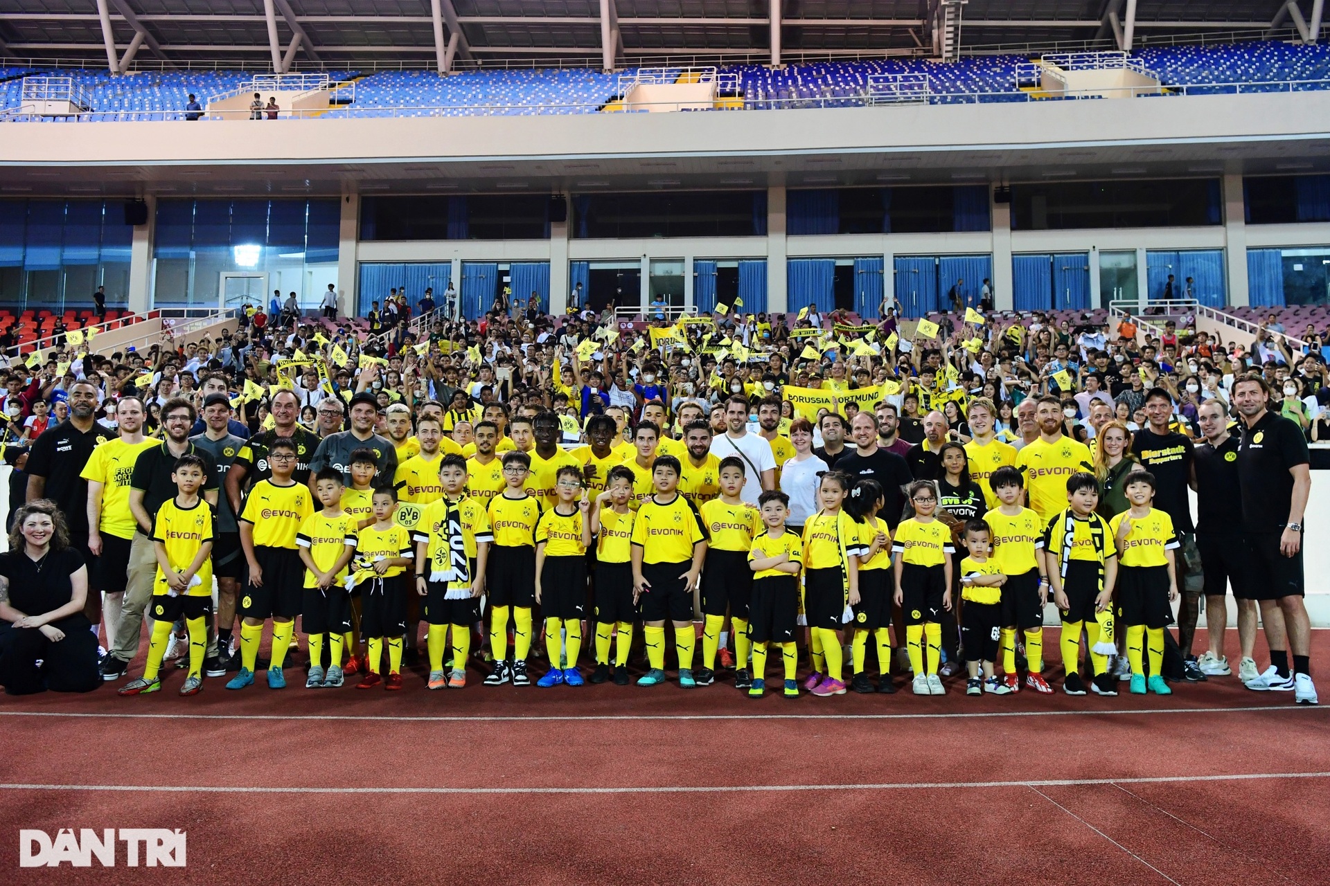 Những pha trình diễn kỹ thuật của cầu thủ Dortmund tại Mỹ Đình - 15 Những pha trình diễn kỹ thuật của cầu thủ Dortmund tại Mỹ Đình - 15