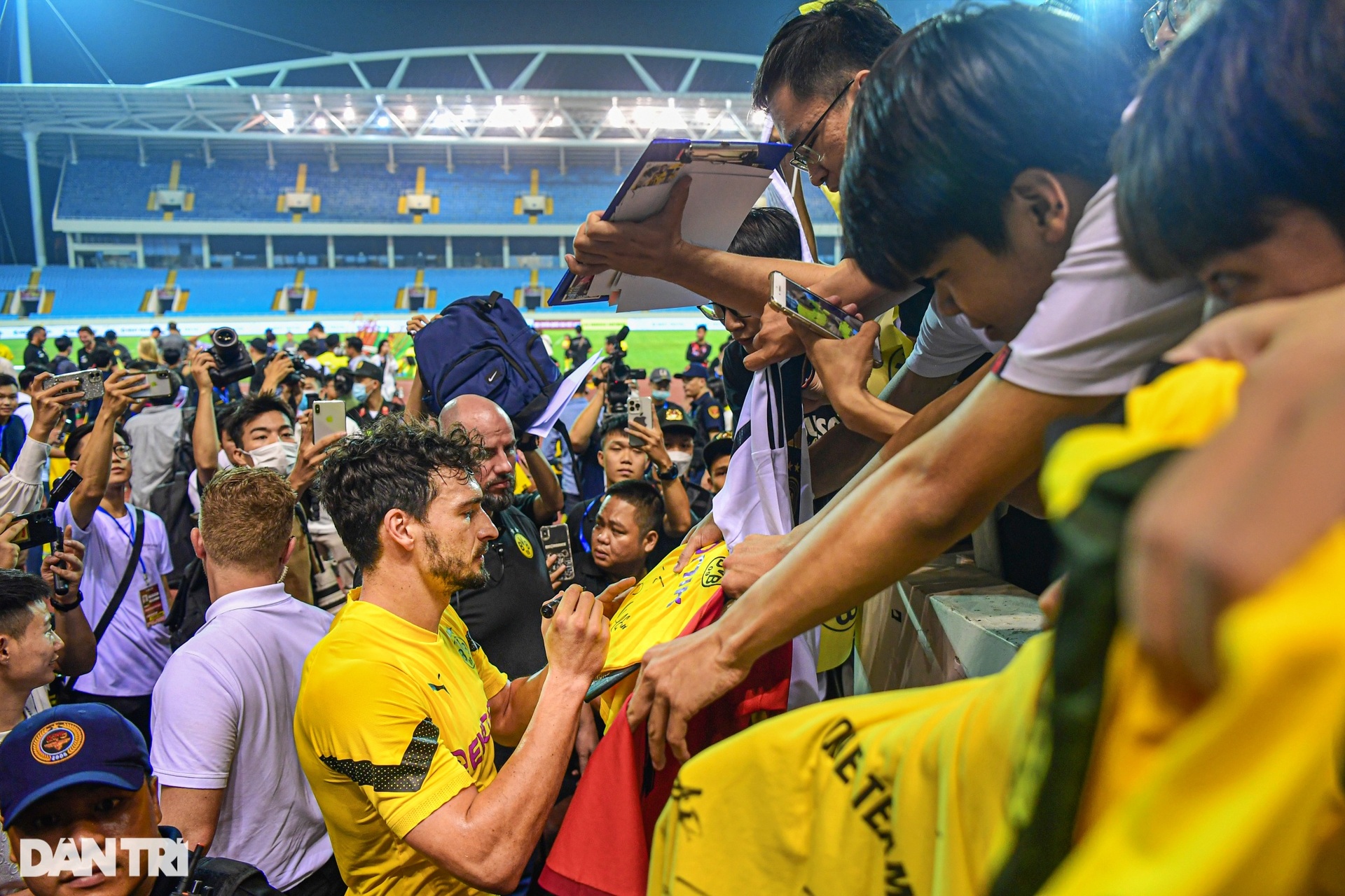Những pha trình diễn kỹ thuật của cầu thủ Dortmund tại Mỹ Đình - 16 Những pha trình diễn kỹ thuật của cầu thủ Dortmund tại Mỹ Đình - 16