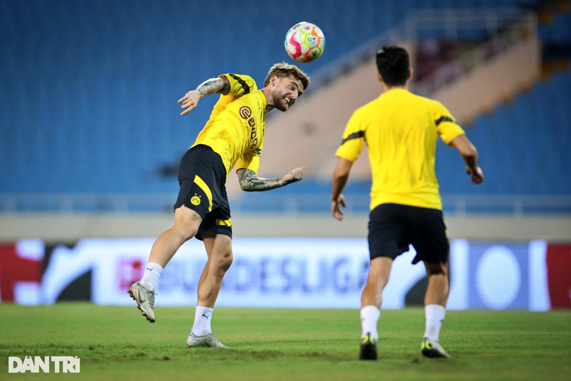 Những pha trình diễn kỹ thuật của cầu thủ Dortmund tại Mỹ Đình - 11 Những pha trình diễn kỹ thuật của cầu thủ Dortmund tại Mỹ Đình - 11