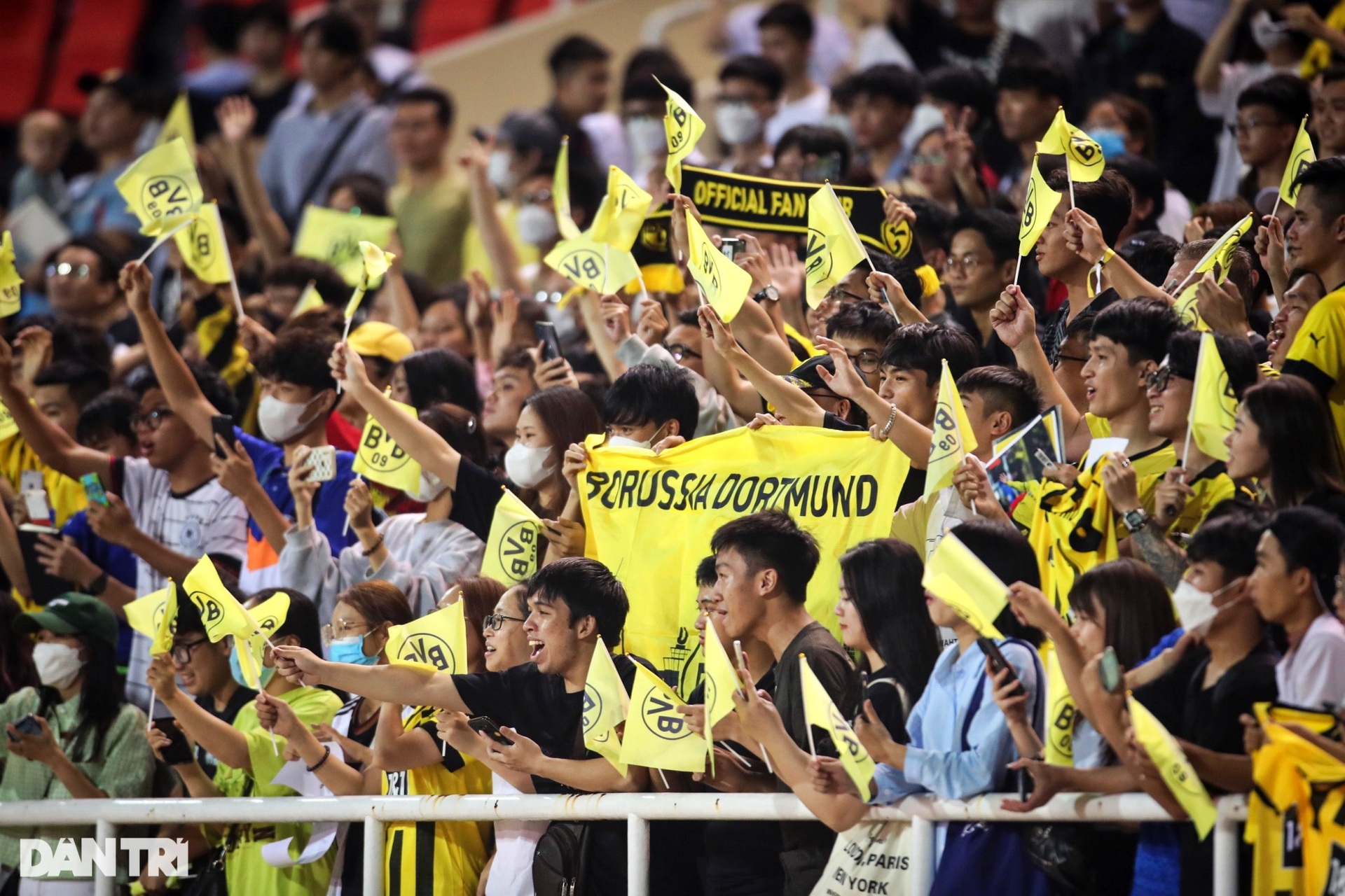 Những pha trình diễn kỹ thuật của cầu thủ Dortmund tại Mỹ Đình - 8 Những pha trình diễn kỹ thuật của cầu thủ Dortmund tại Mỹ Đình - 8