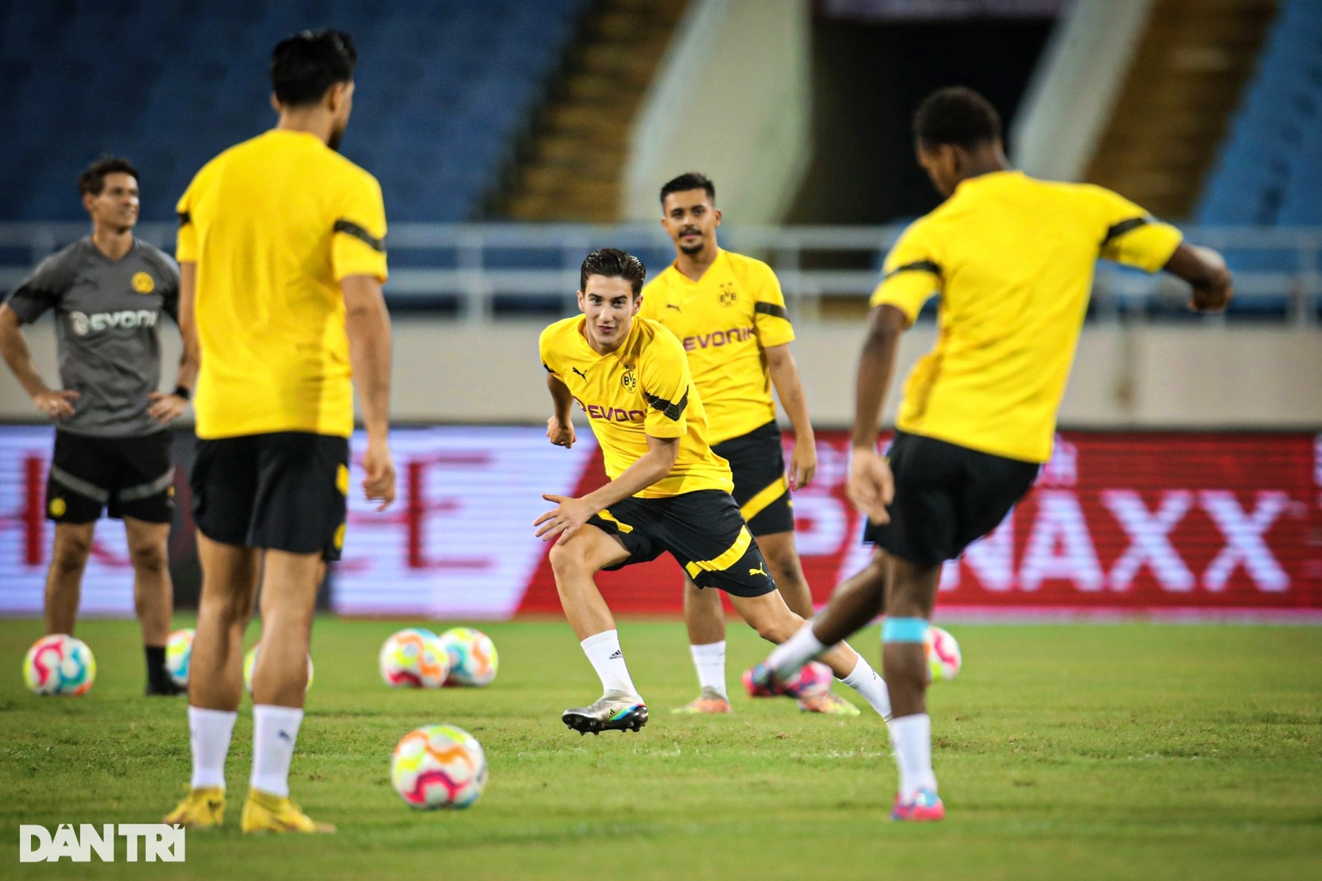 Những pha trình diễn kỹ thuật của cầu thủ Dortmund tại Mỹ Đình - 10 Những pha trình diễn kỹ thuật của cầu thủ Dortmund tại Mỹ Đình - 10