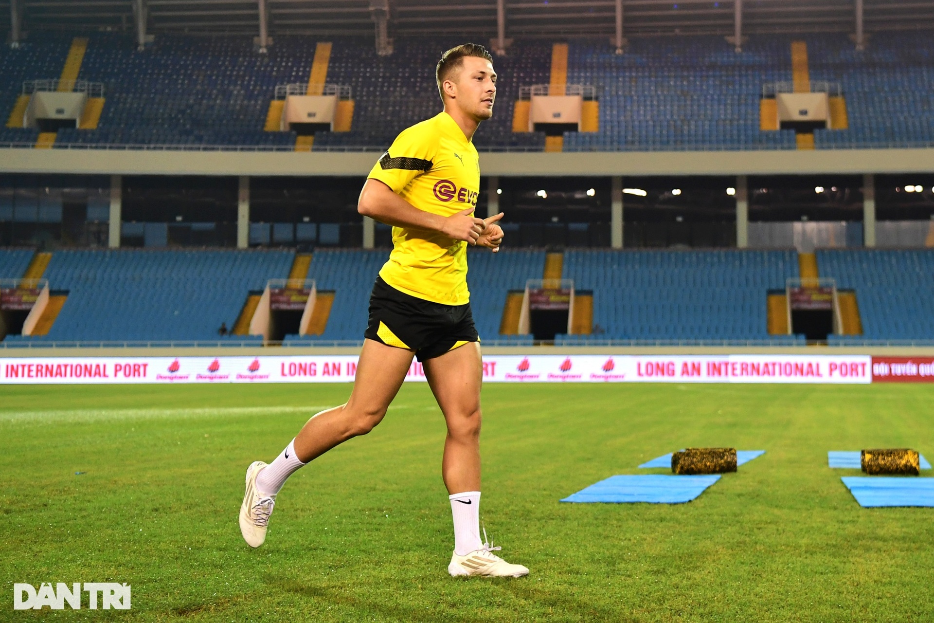 Những pha trình diễn kỹ thuật của cầu thủ Dortmund tại Mỹ Đình - 7 Những pha trình diễn kỹ thuật của cầu thủ Dortmund tại Mỹ Đình - 7