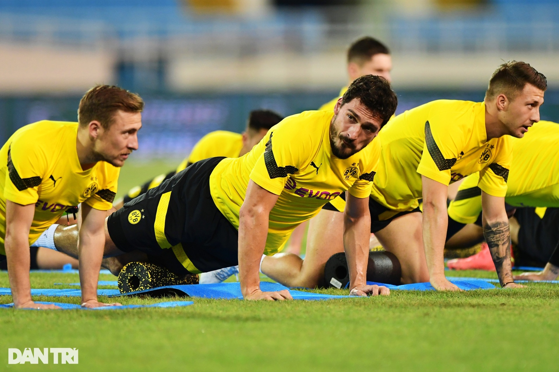 Những pha trình diễn kỹ thuật của cầu thủ Dortmund tại Mỹ Đình - 9 Những pha trình diễn kỹ thuật của cầu thủ Dortmund tại Mỹ Đình - 9