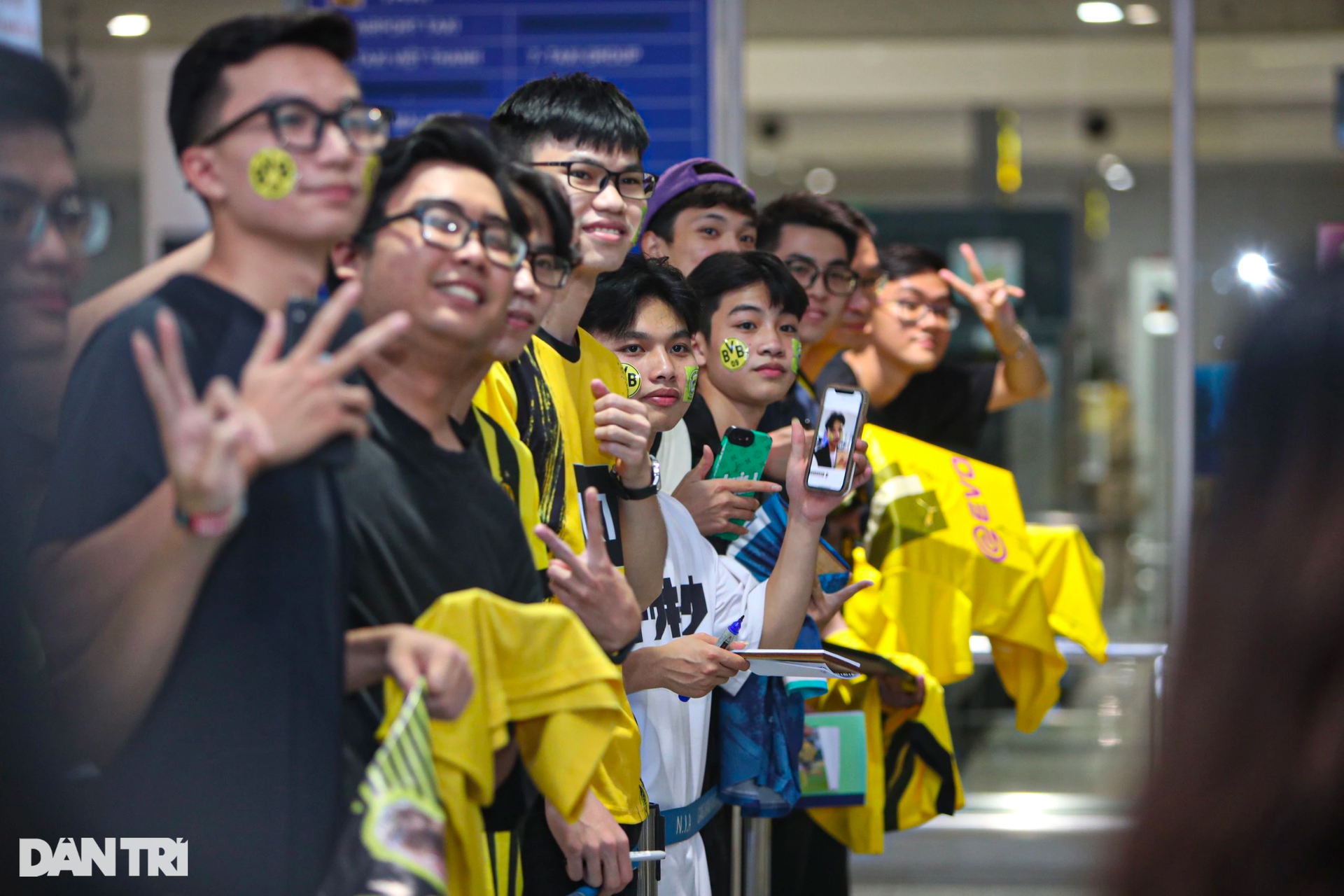 Sao Dortmund đội nón lá đến Hà Nội, vui vẻ chụp hình cùng người hâm mộ - 1