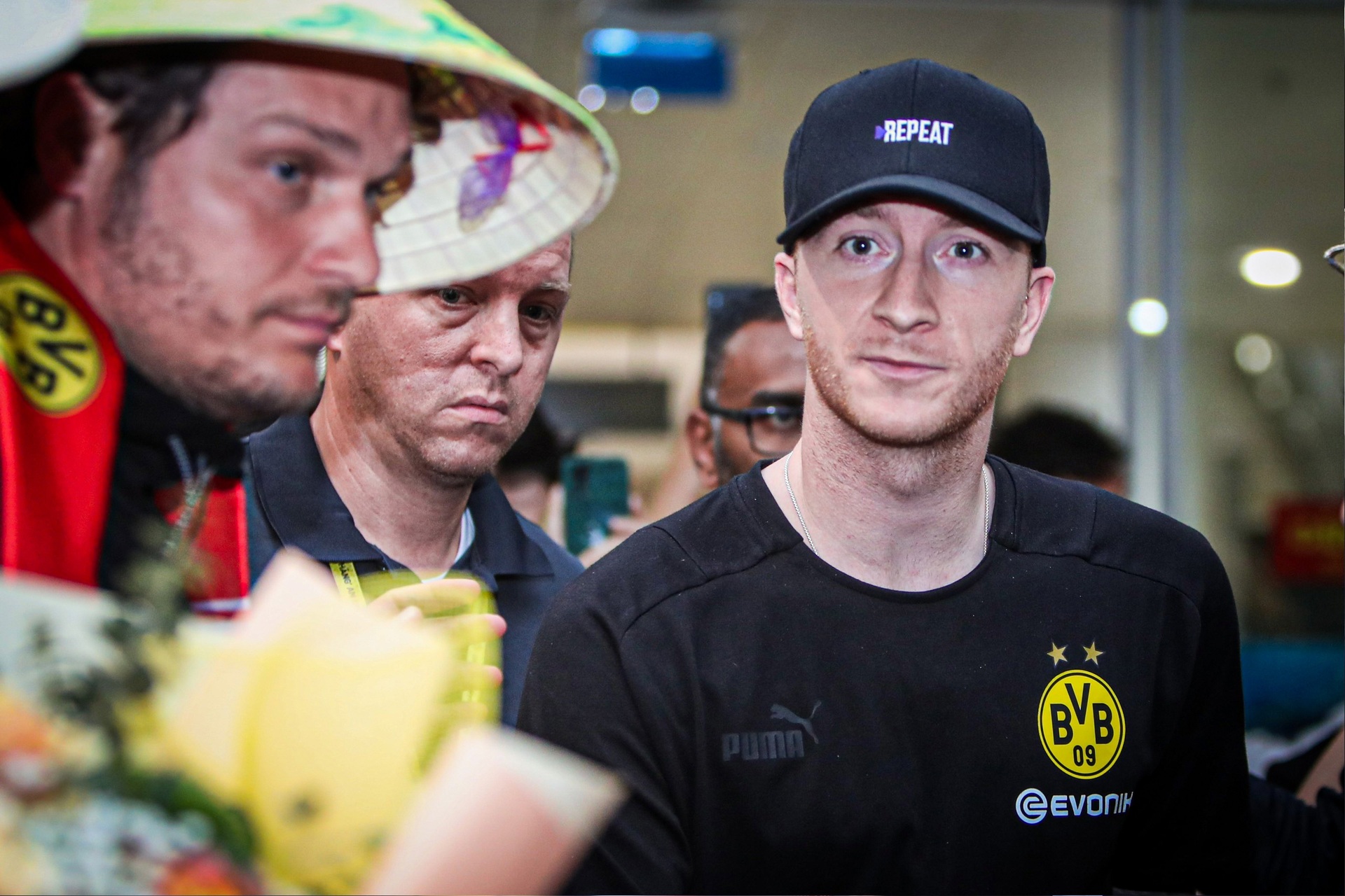 Sao Dortmund đội nón lá đến Hà Nội, vui vẻ chụp hình cùng người hâm mộ - 3 Sao Dortmund đội nón lá đến Hà Nội, vui vẻ chụp hình cùng người hâm mộ - 3