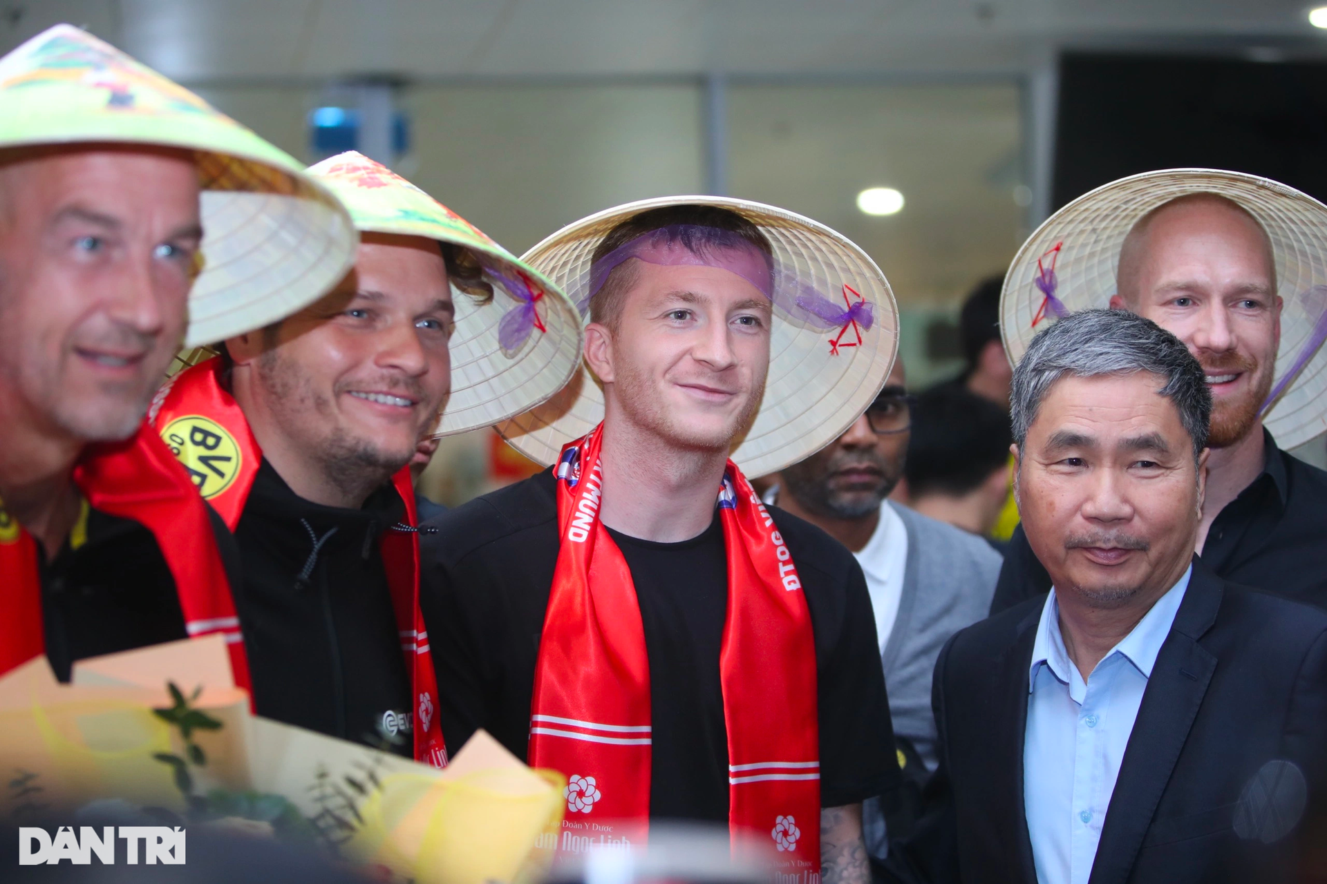 Sao Dortmund đội nón lá đến Hà Nội, vui vẻ chụp hình cùng người hâm mộ - 2 Sao Dortmund đội nón lá đến Hà Nội, vui vẻ chụp hình cùng người hâm mộ - 2