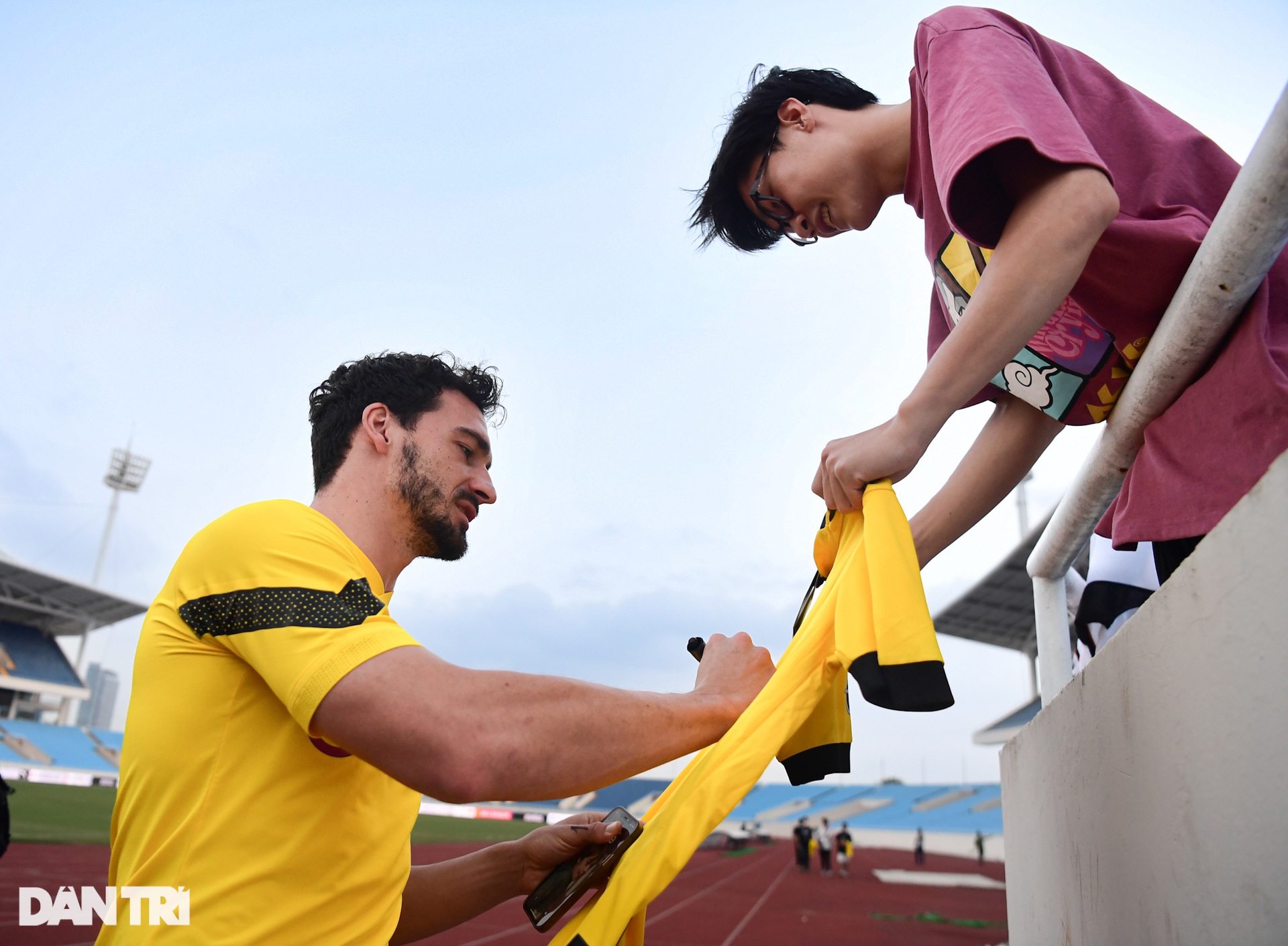 Những pha trình diễn kỹ thuật của cầu thủ Dortmund tại Mỹ Đình - 6 Những pha trình diễn kỹ thuật của cầu thủ Dortmund tại Mỹ Đình - 6
