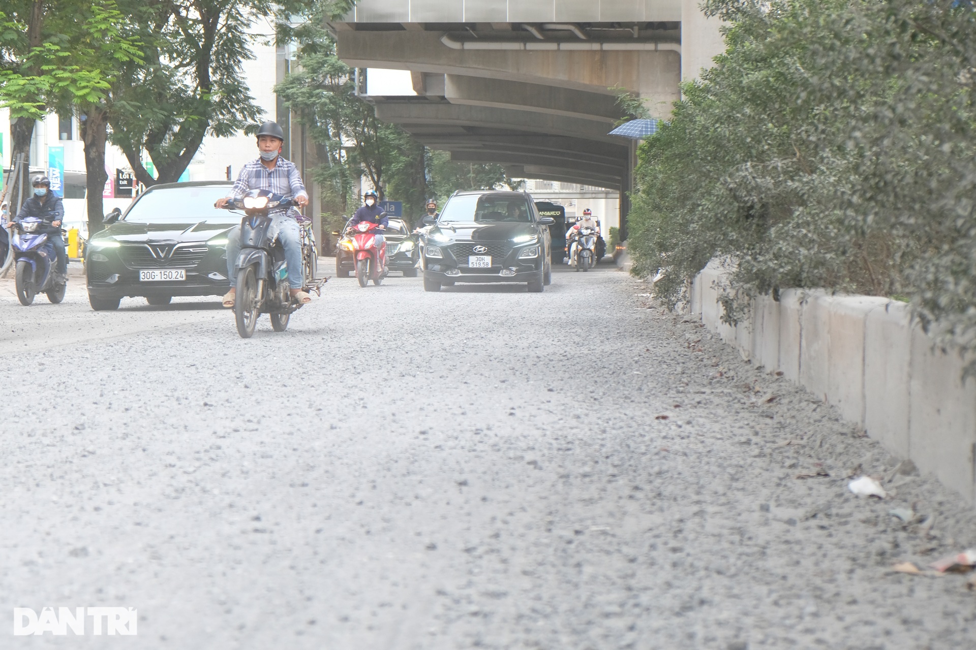 Chật vật đi qua đoạn đường hư hỏng bên dưới tuyến metro Nhổn