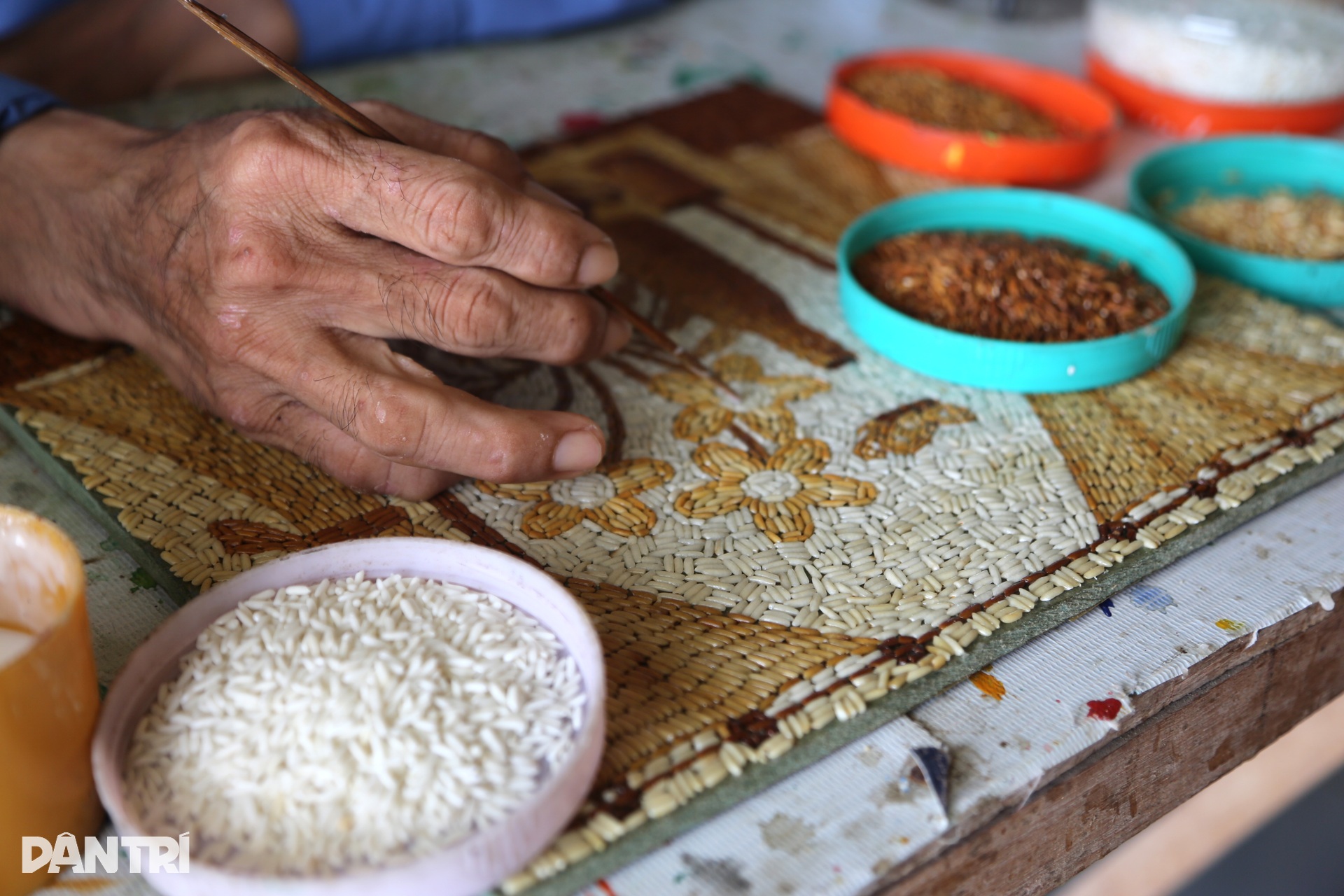 Người đàn ông tàn tật biến hạt gạo vô tri thành những bức tranh tiền triệu - 8 Người đàn ông tàn tật biến hạt gạo vô tri thành những bức tranh tiền triệu - 8